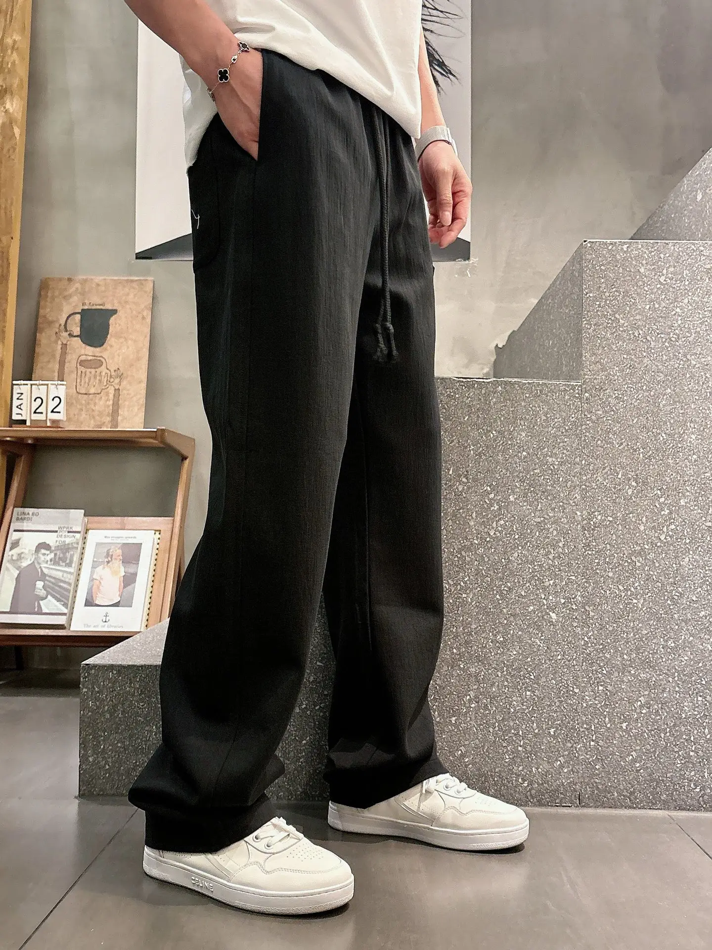Logo-Patch Straight-Leg Casual Trousers D22514663 — view 5