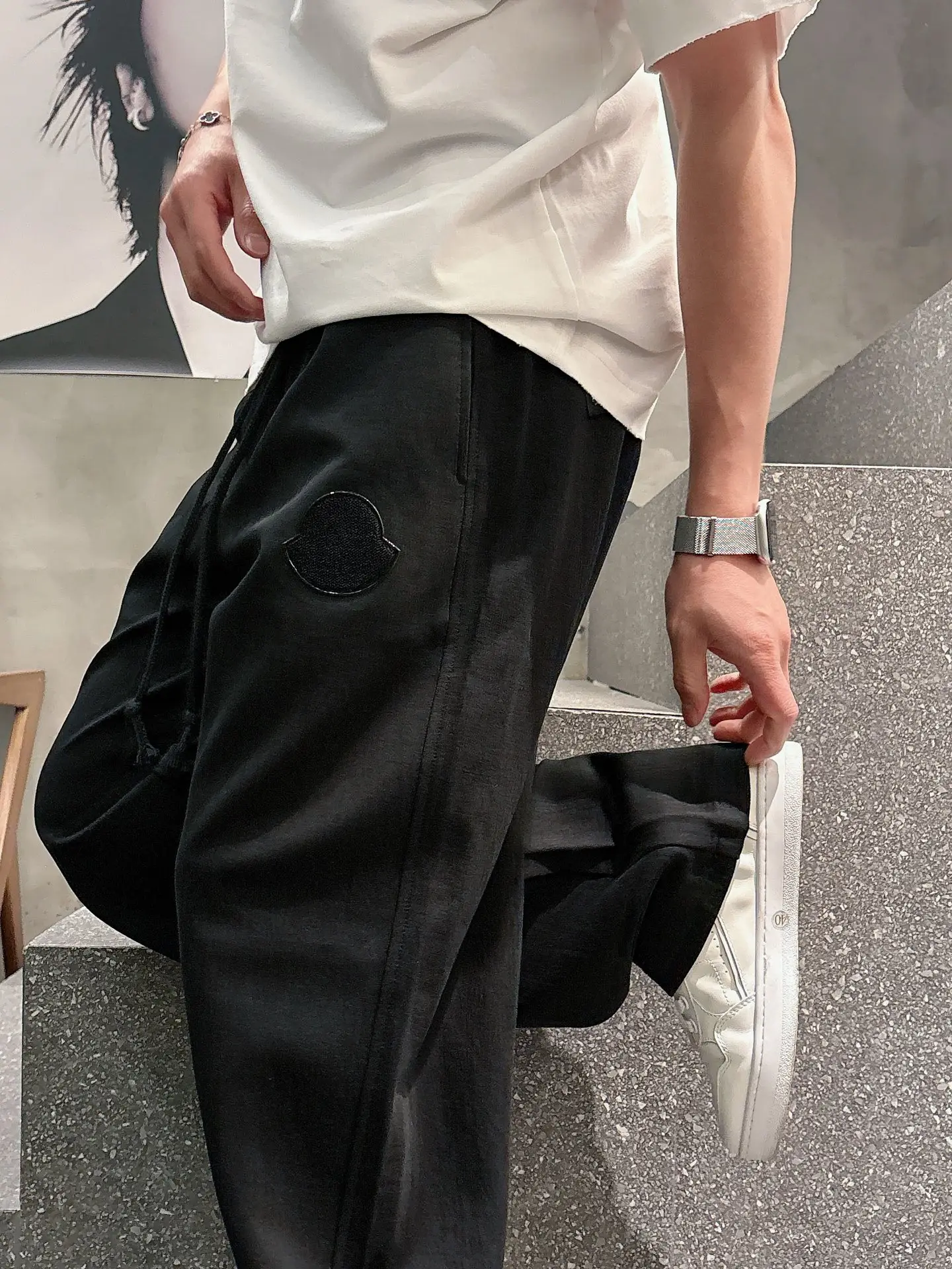 Logo-Patch Straight-Leg Casual Trousers D22514663 — view 9