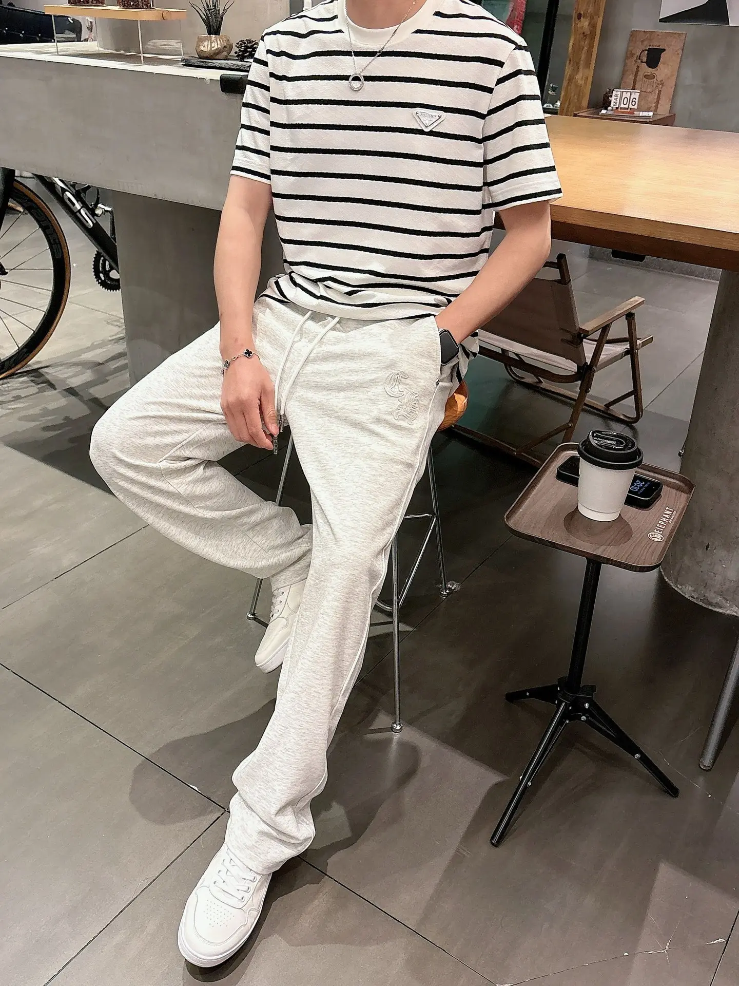 Logo Patch Straight-Leg Sweatpants D22013348 — view 9