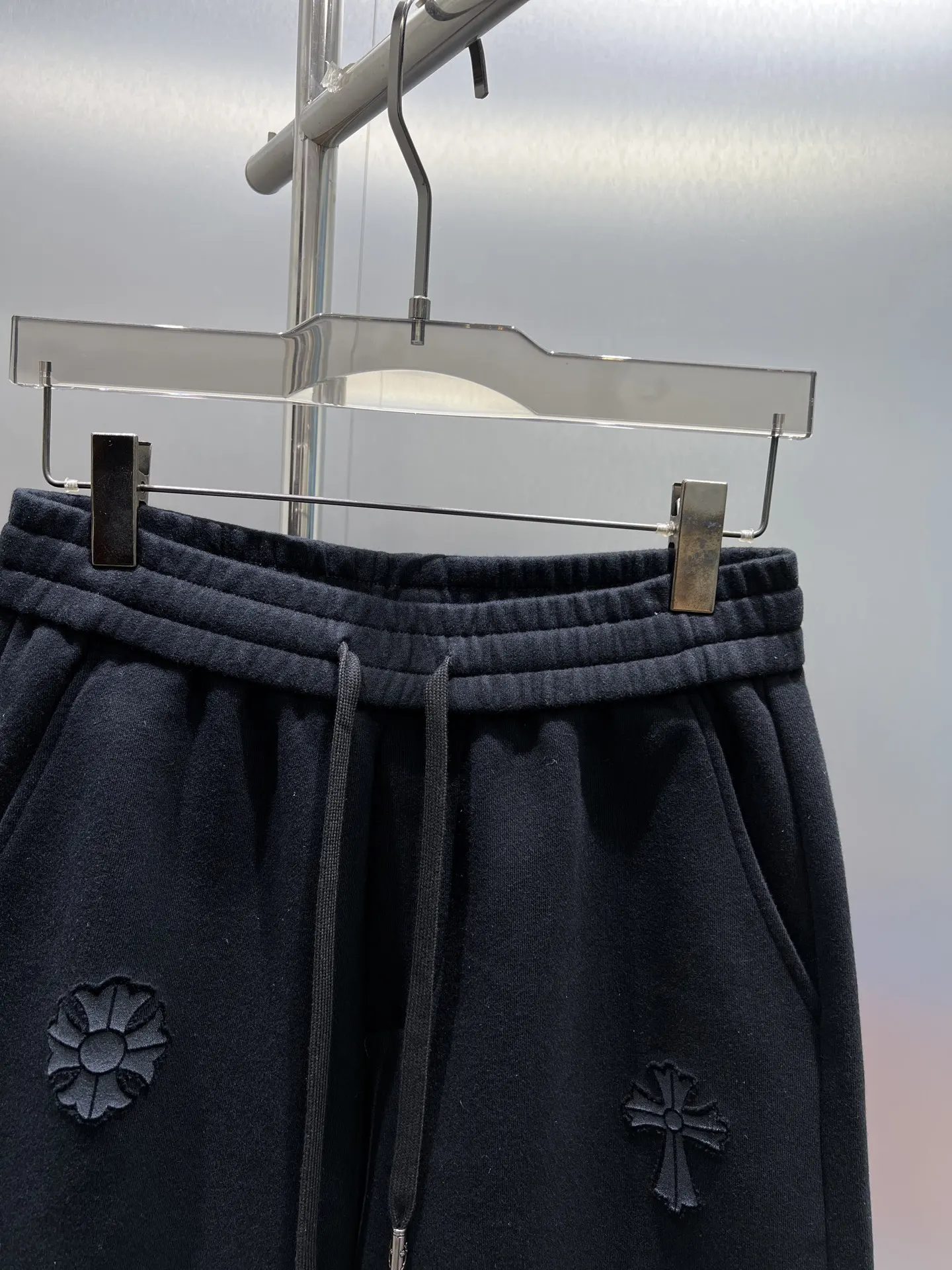 Laser-Cut Logo Appliqué Sweat Shorts D21012423 — view 3