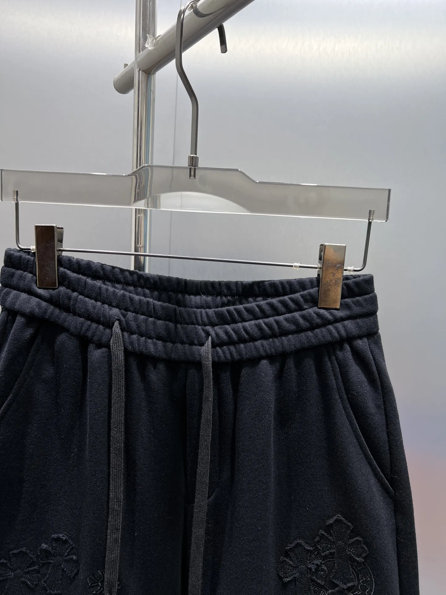 Embroidered Logo Drawstring Shorts D21012421 — view 3