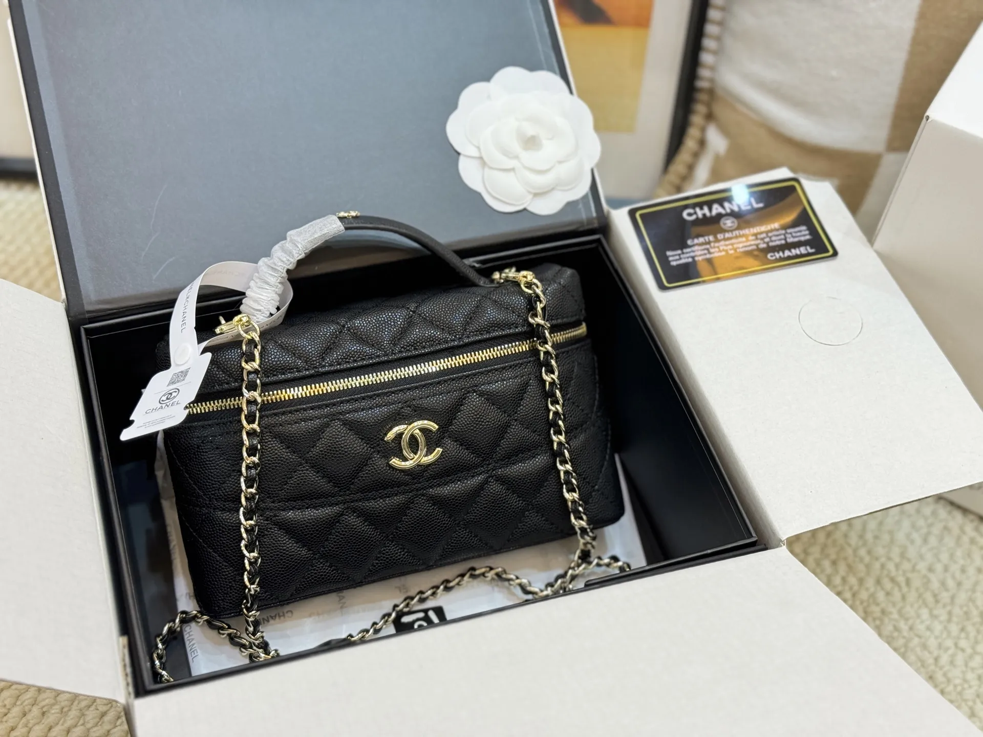 Quilted Caviar Leather Vanity Case D42018469 — view 2