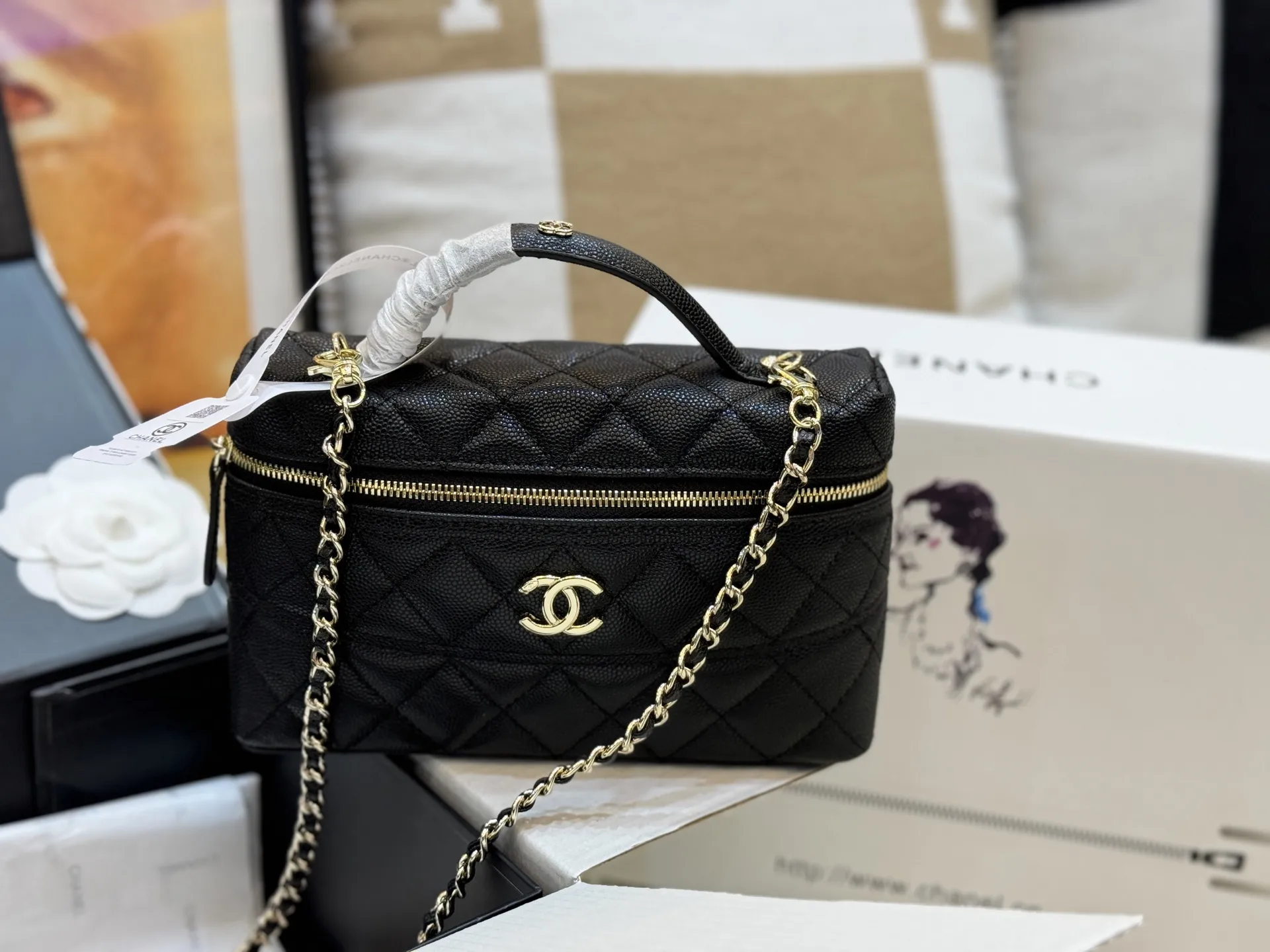 Quilted Caviar Leather Vanity Case D42018469 — view 4