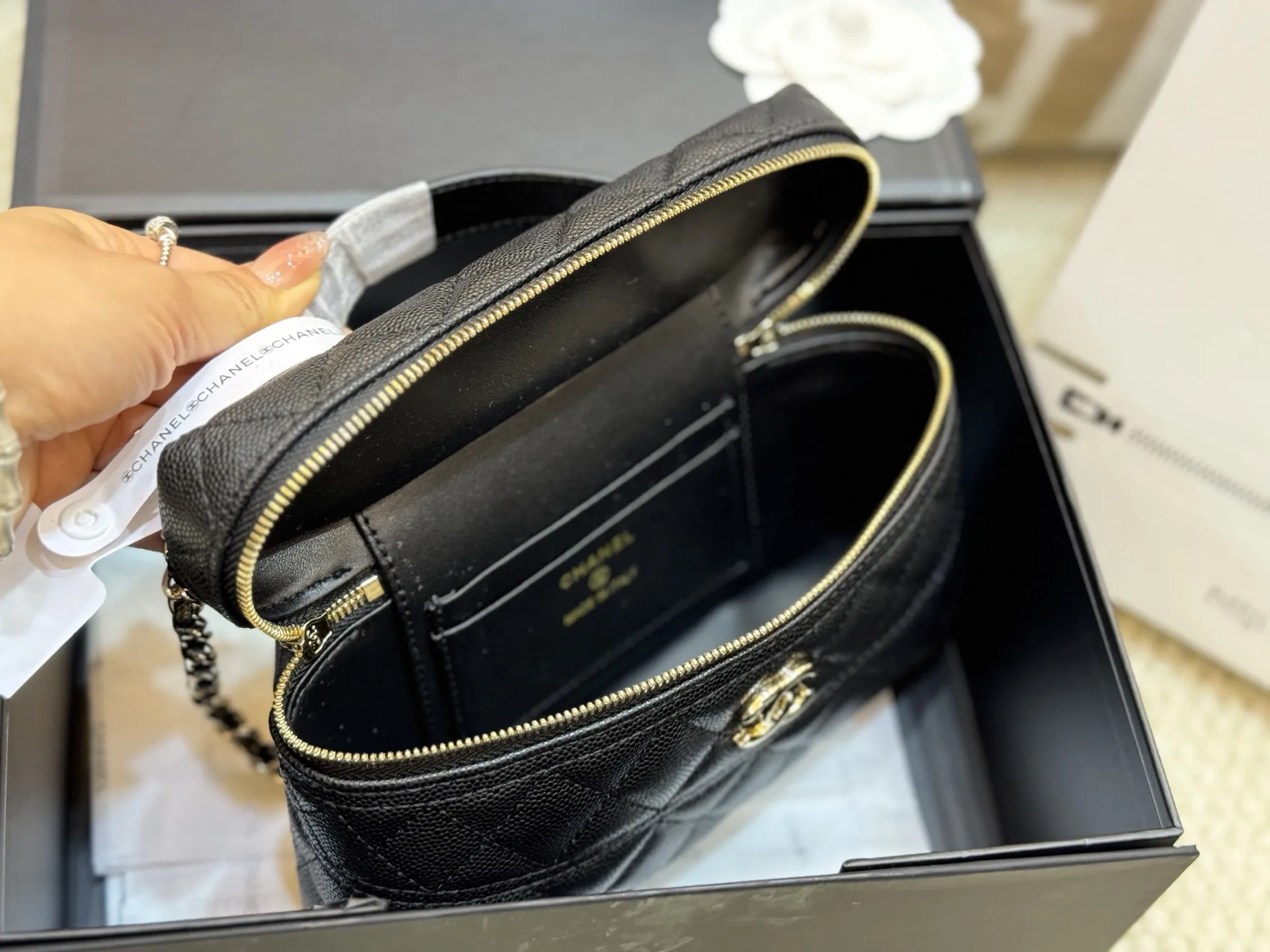 Quilted Caviar Leather Vanity Case D42018469 — view 7