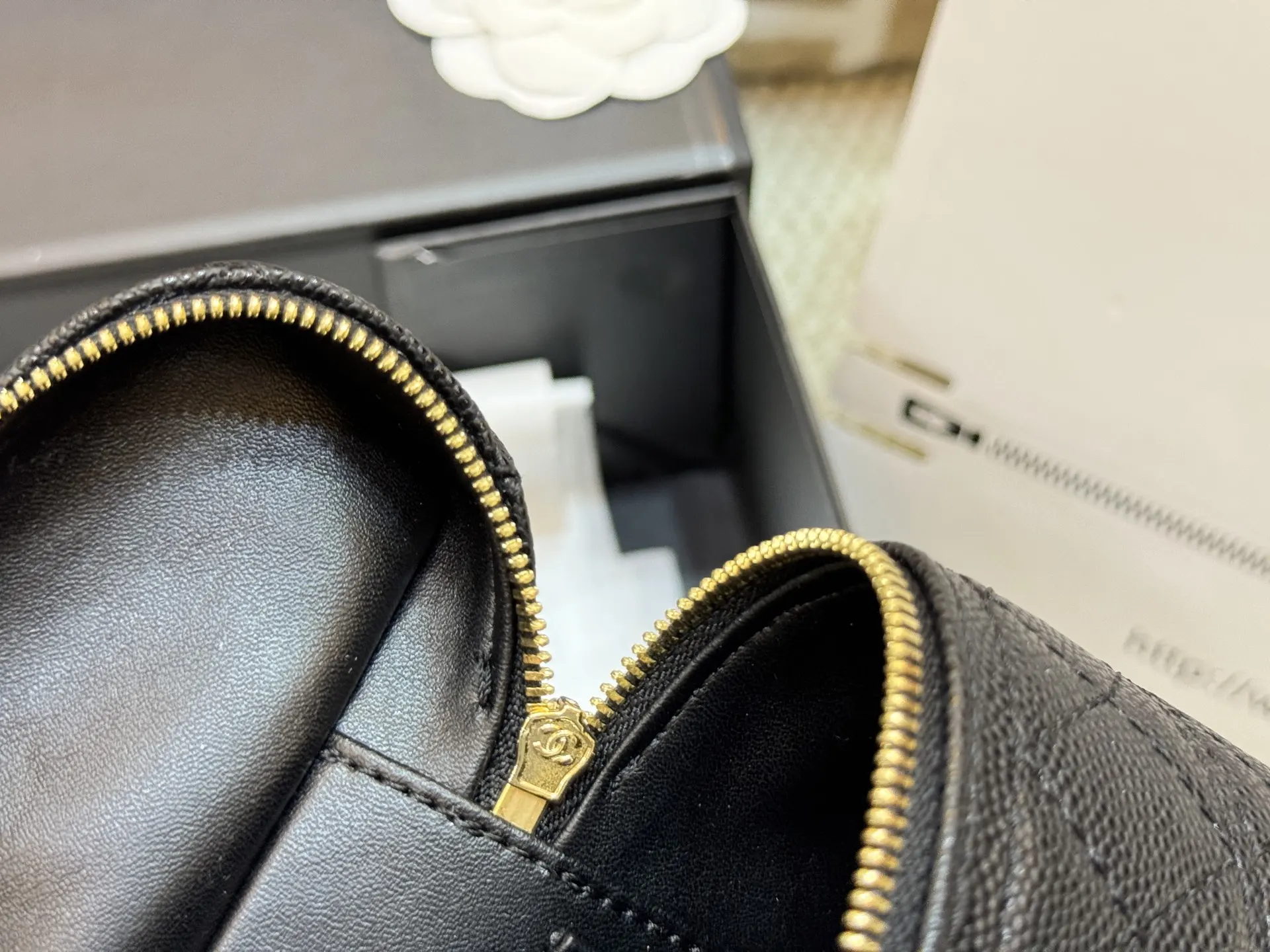 Quilted Caviar Leather Vanity Case D42018469 — view 8