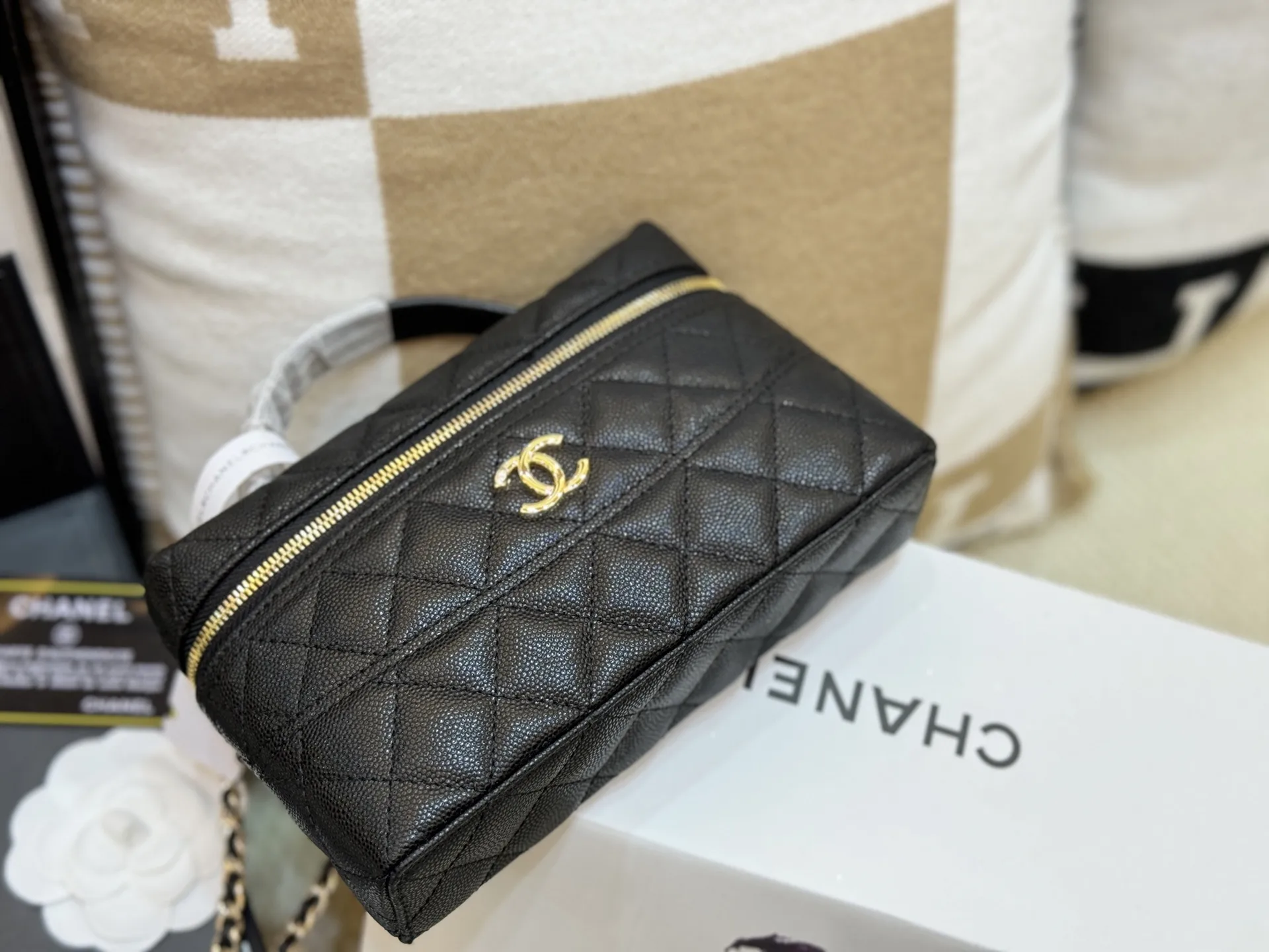Quilted Caviar Leather Vanity Case D42018469 — view 9