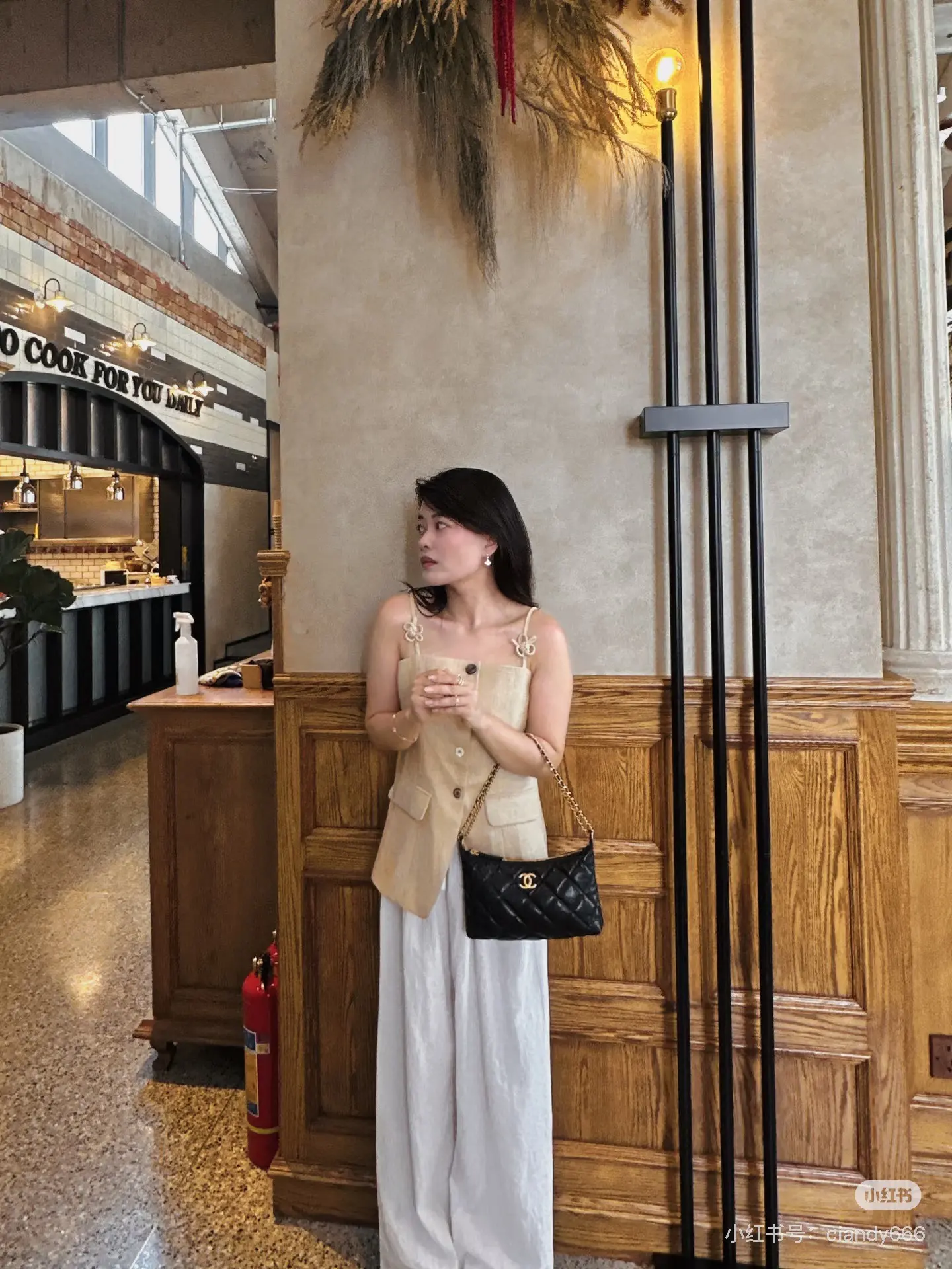 Quilted Hobo Chain Bag D30018299 — view 2