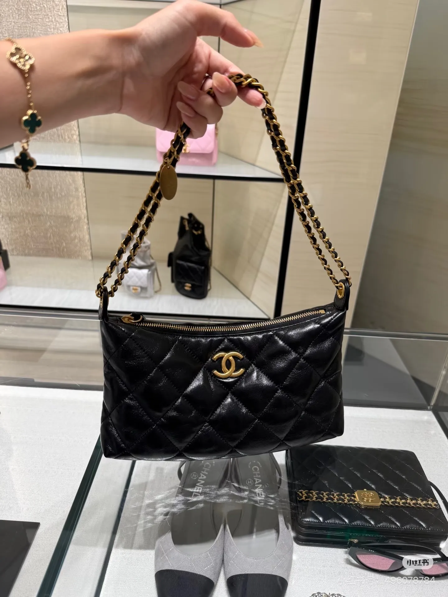 Quilted Hobo Chain Bag D30018299 — view 7