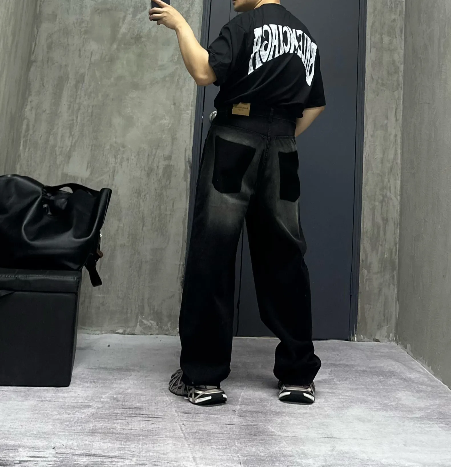Reversed Pocket Distressed Wide-Leg Jeans D24019935 — view 6