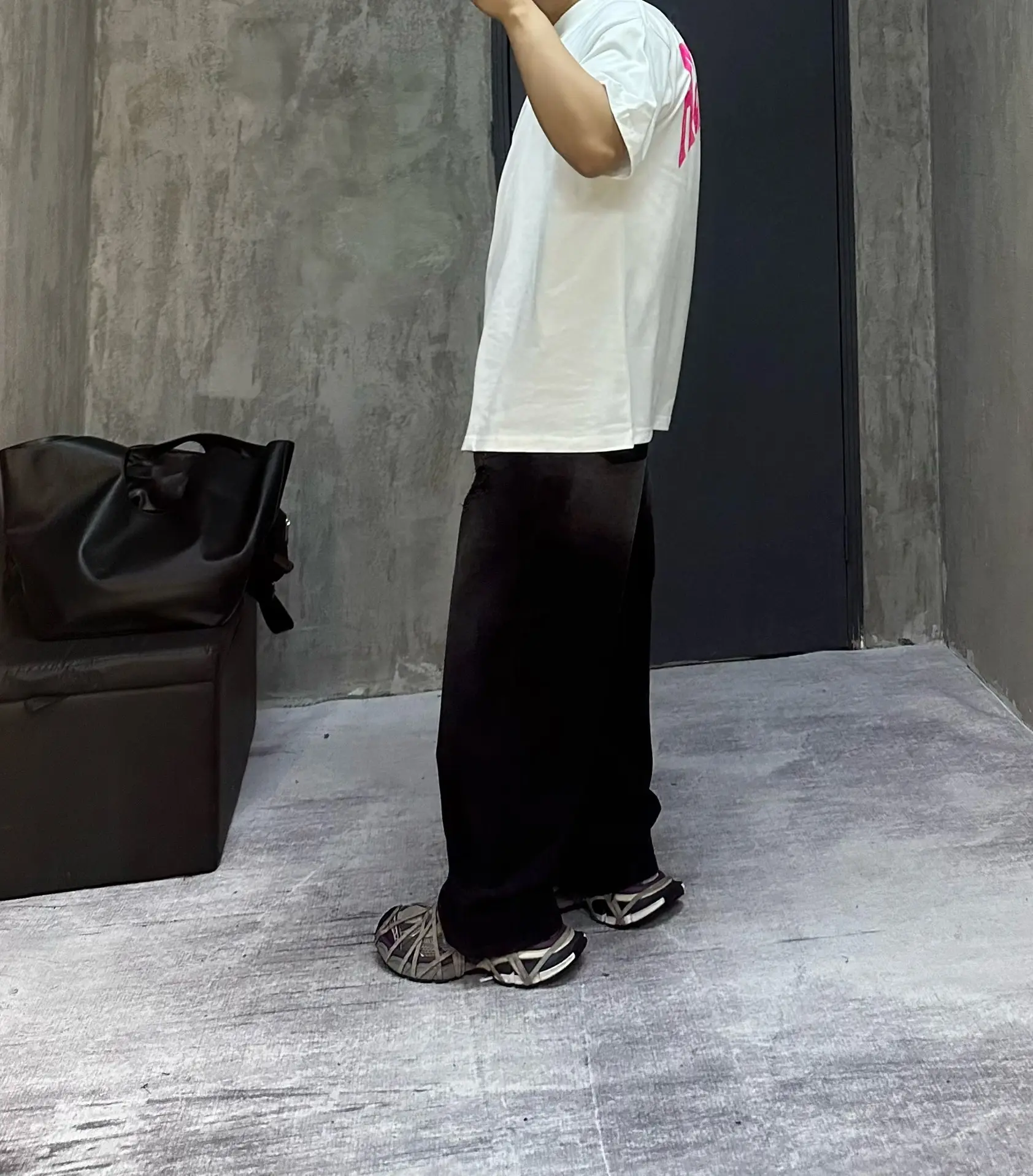 Reversed Pocket Distressed Wide-Leg Jeans D24019935 — view 9