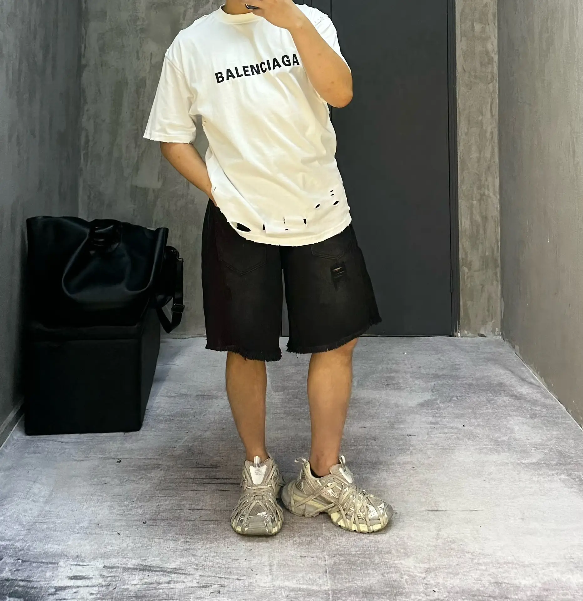 Distressed Raw-Hem Denim Shorts D21519933 — view 2
