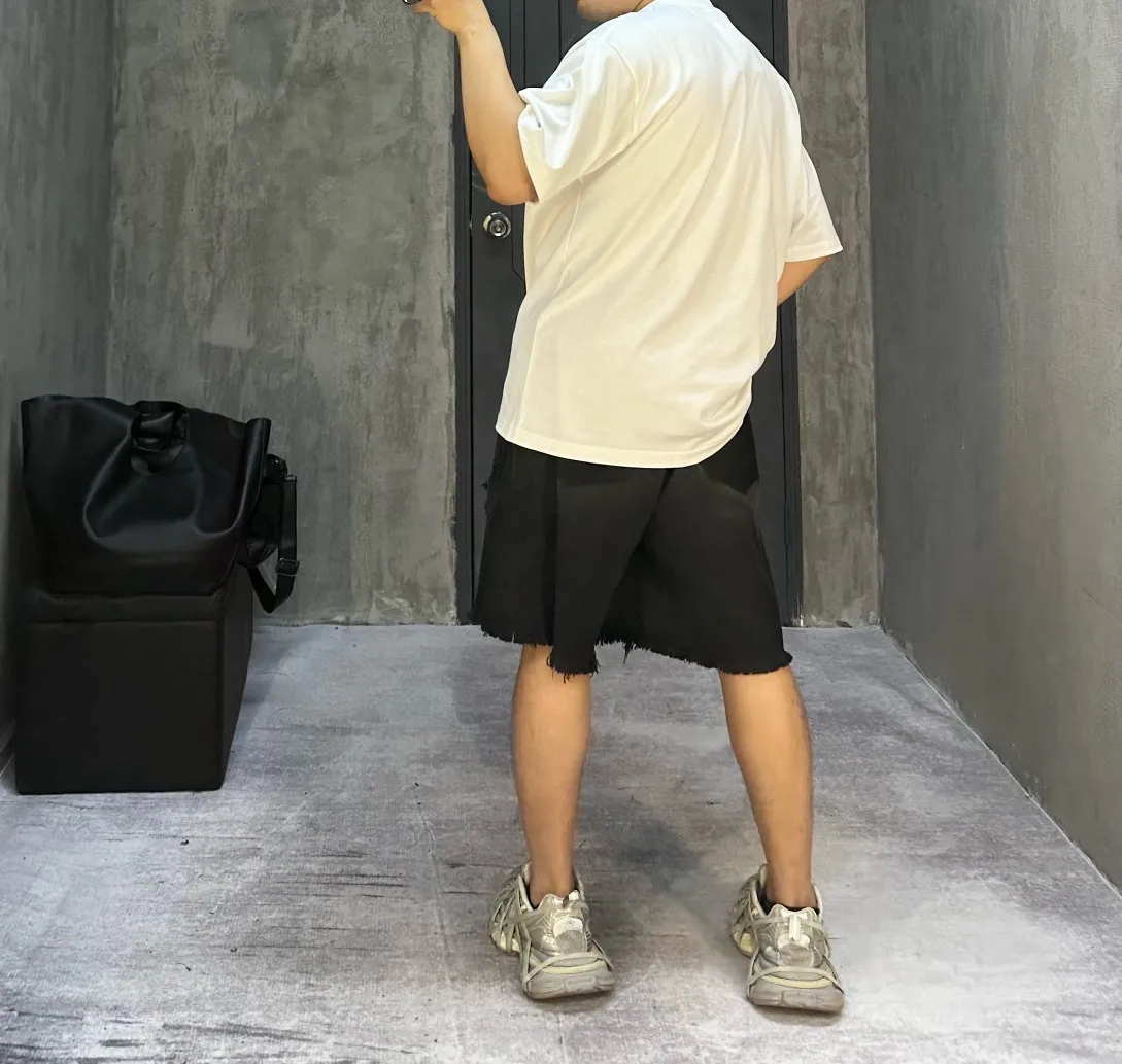 Distressed Raw-Hem Denim Shorts D21519933 — view 3