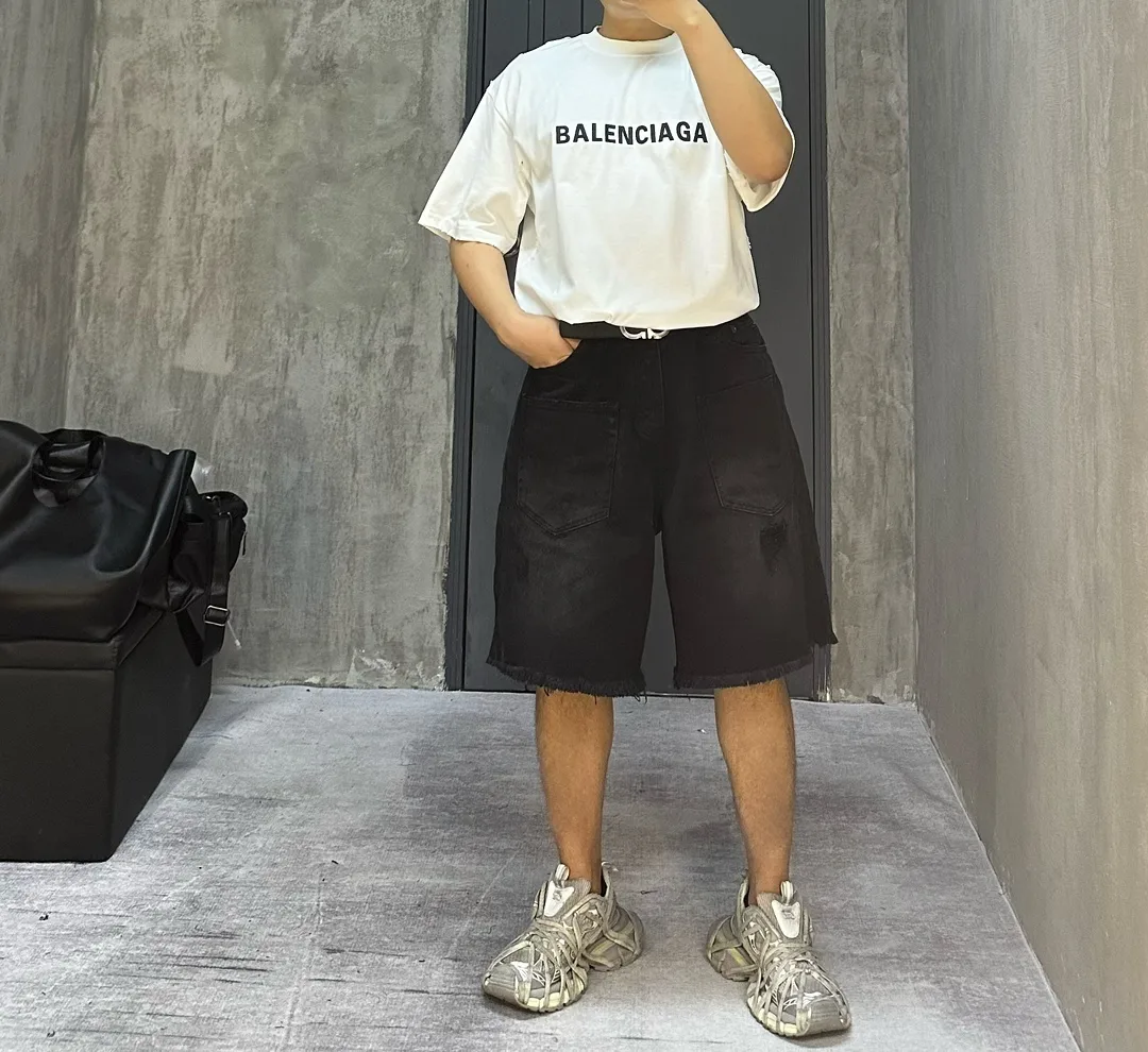 Distressed Raw-Hem Denim Shorts D21519933 — view 4