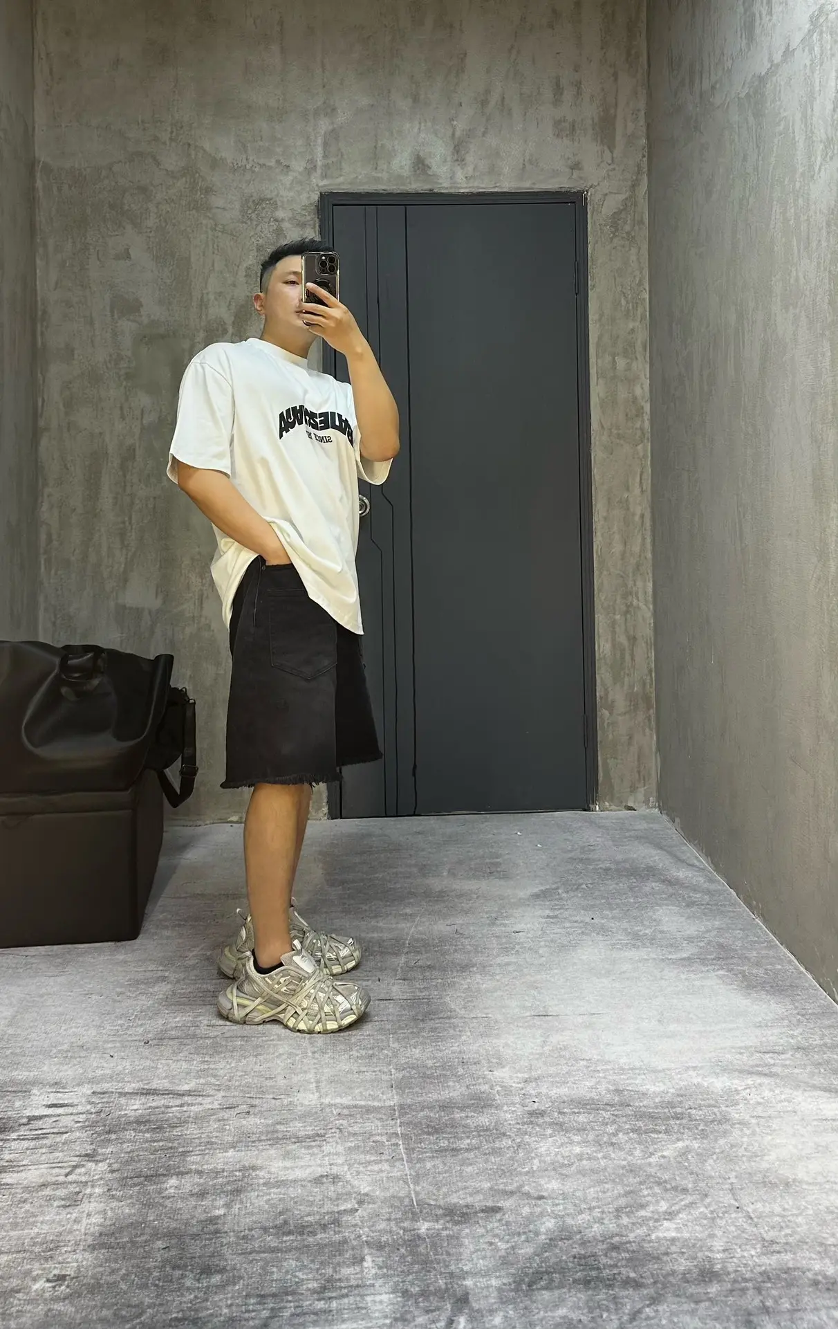 Distressed Raw-Hem Denim Shorts D21519933 — view 5