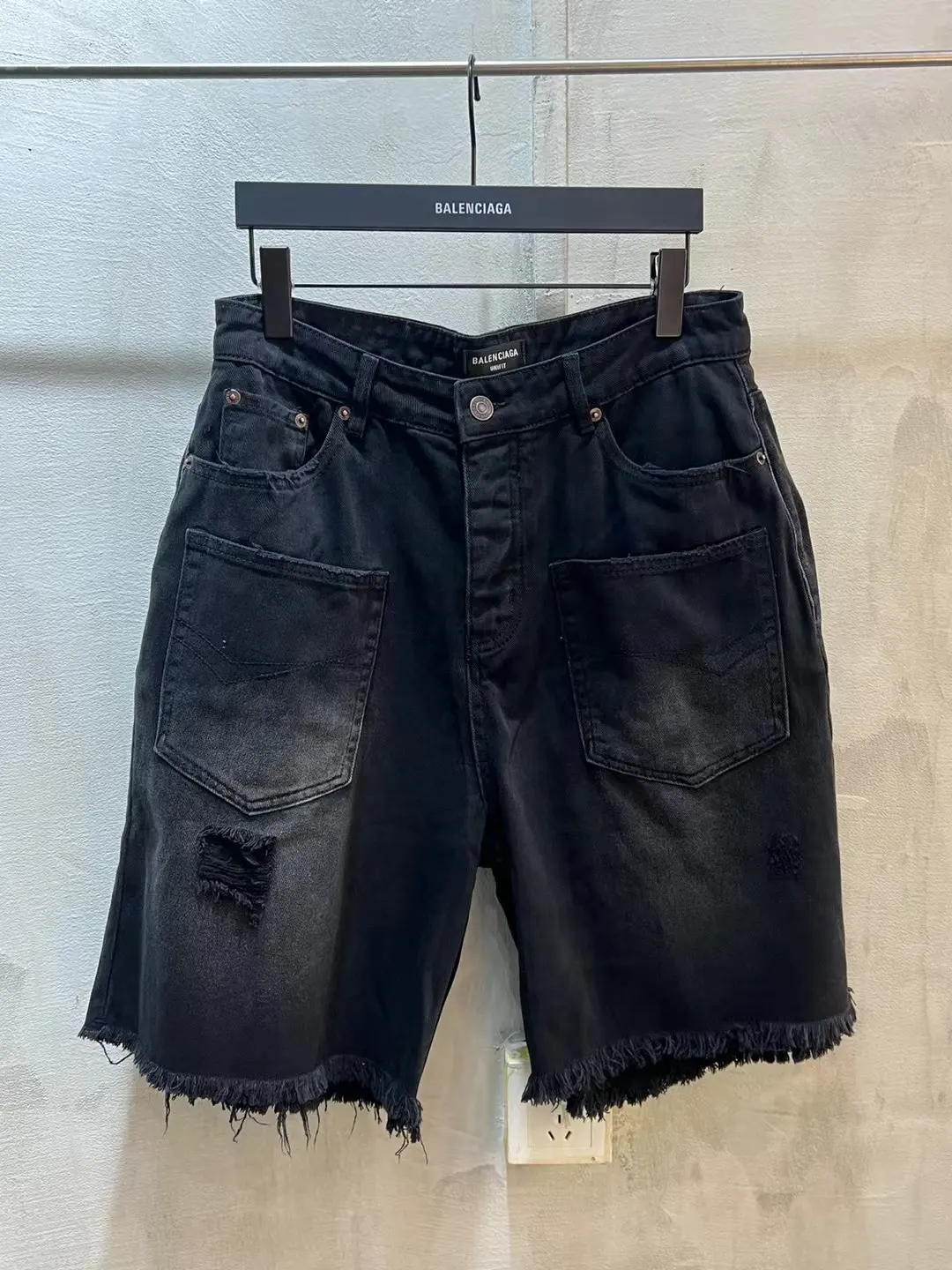 Distressed Raw-Hem Denim Shorts D21519933 — view 6