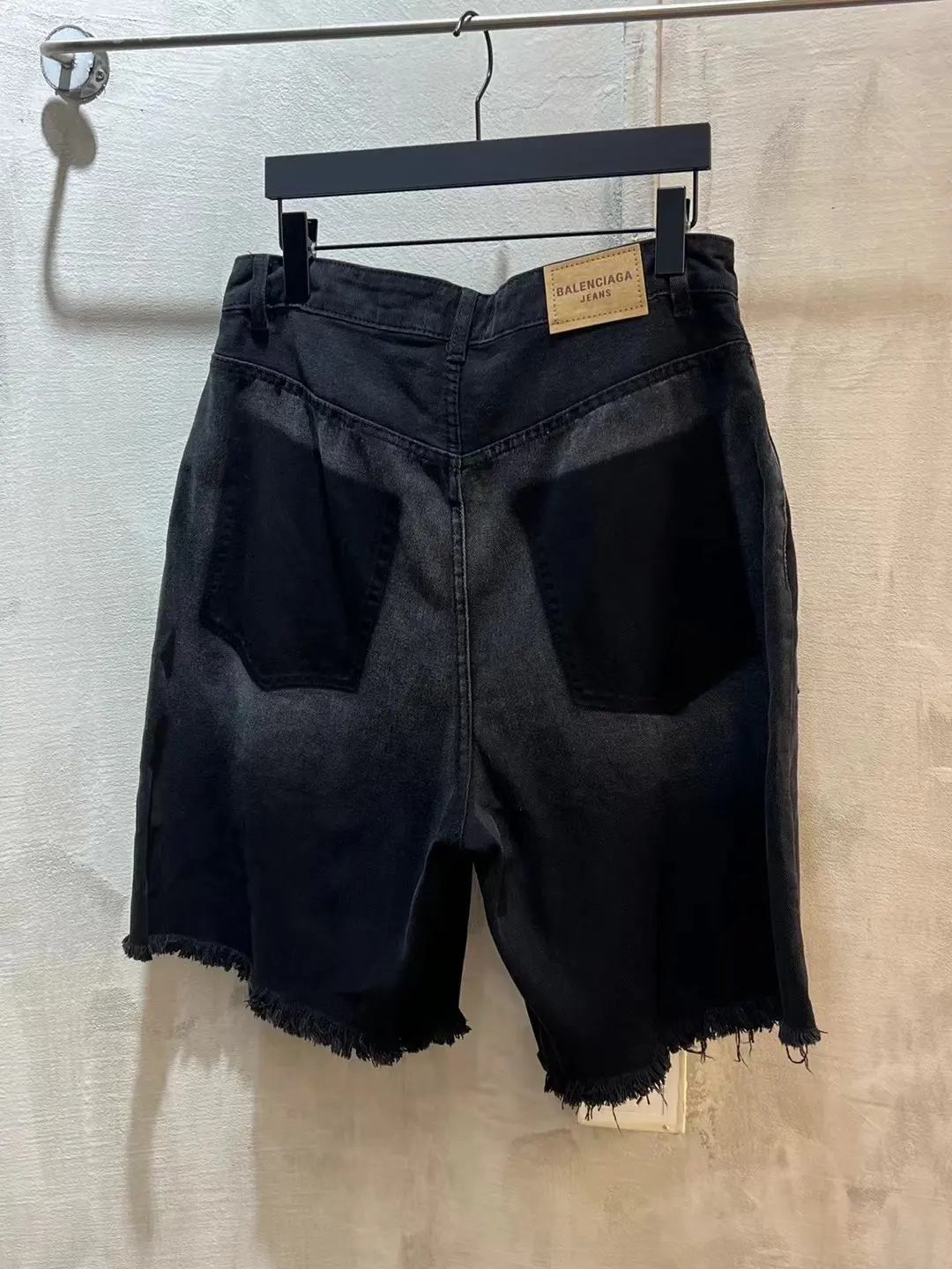 Distressed Raw-Hem Denim Shorts D21519933 — view 7