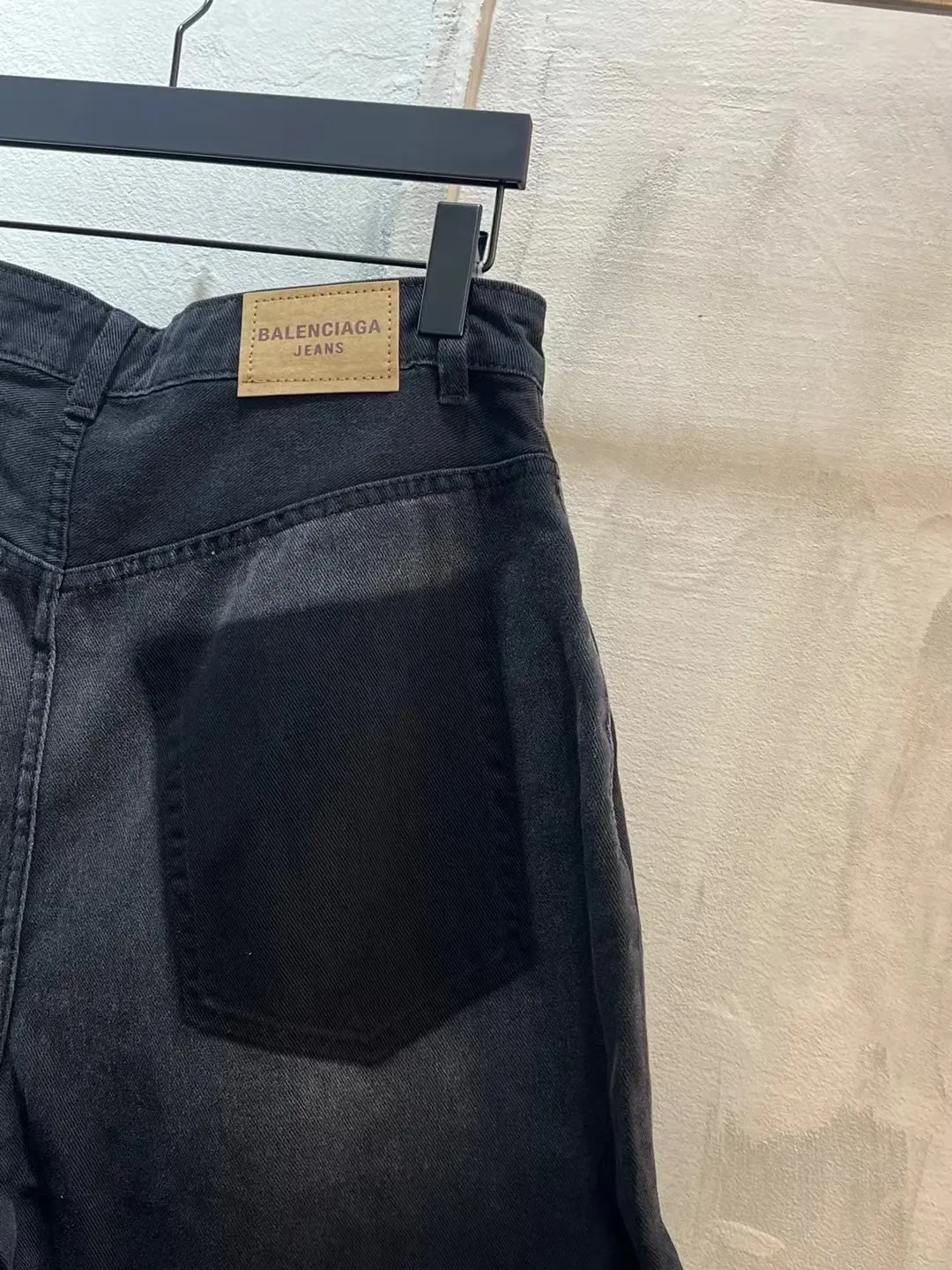 Distressed Raw-Hem Denim Shorts D21519933 — view 8