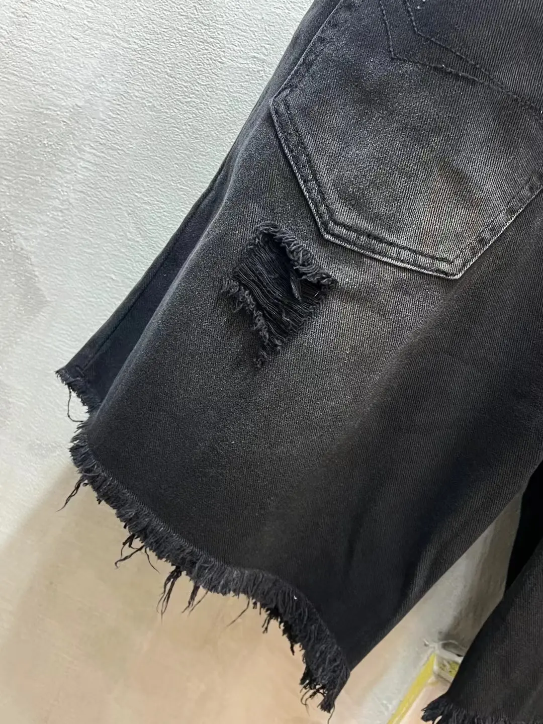 Distressed Raw-Hem Denim Shorts D21519933 — view 9