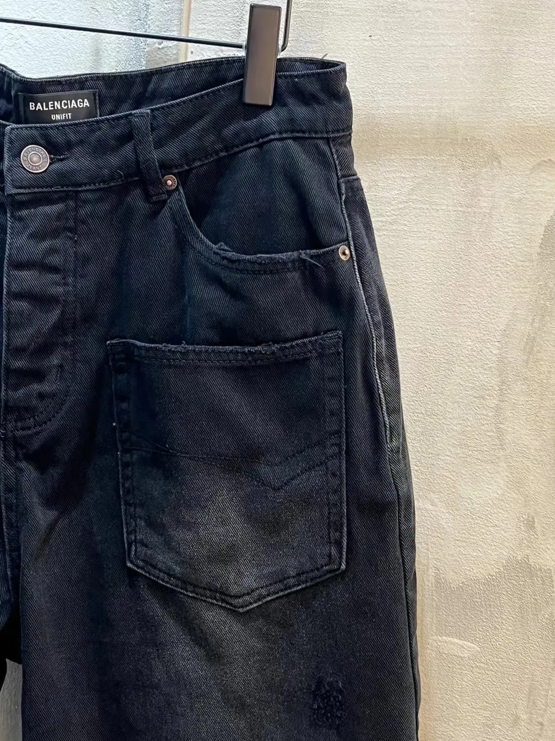 Distressed Raw-Hem Denim Shorts D21519933 — view 10