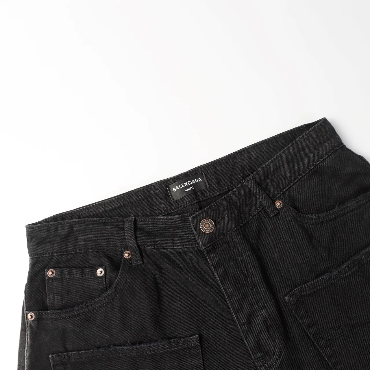Distressed Frayed Denim Shorts D21519934 — view 3