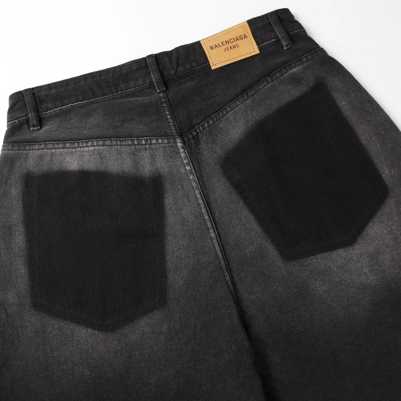 Distressed Frayed Denim Shorts D21519934 — view 7