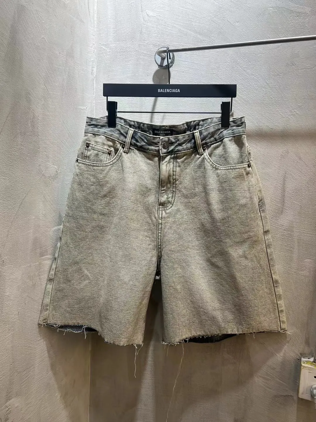 Inside-Out Effect Baggy Denim Shorts D21020017 — view 10