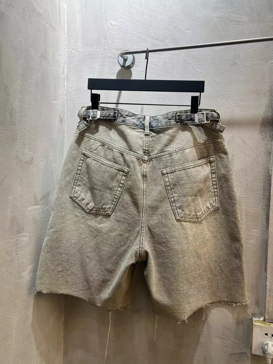 Inside-Out Effect Baggy Denim Shorts D21020017 — view 11