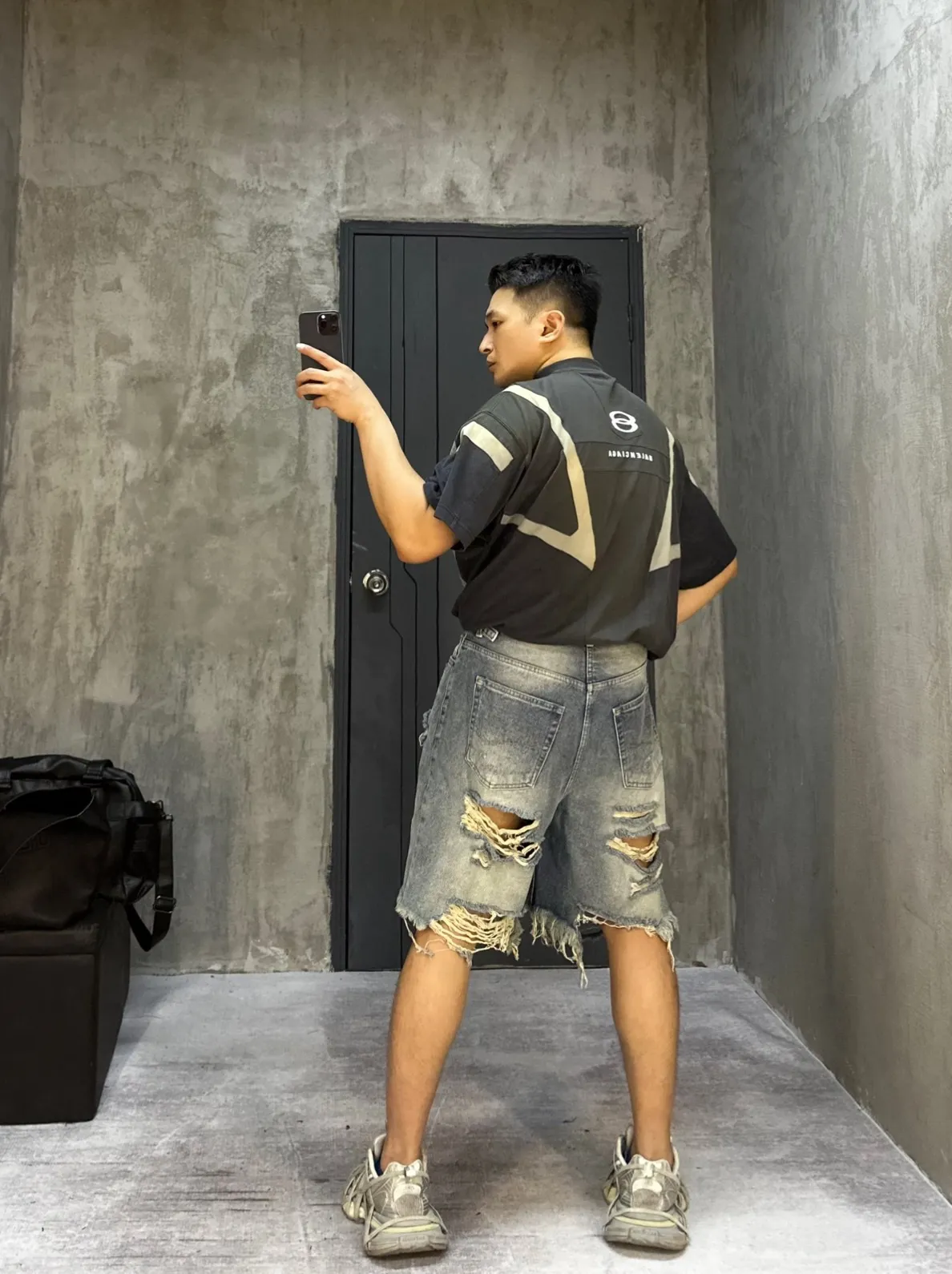 Distressed Wide-Leg Denim Shorts D21519930 — view 3