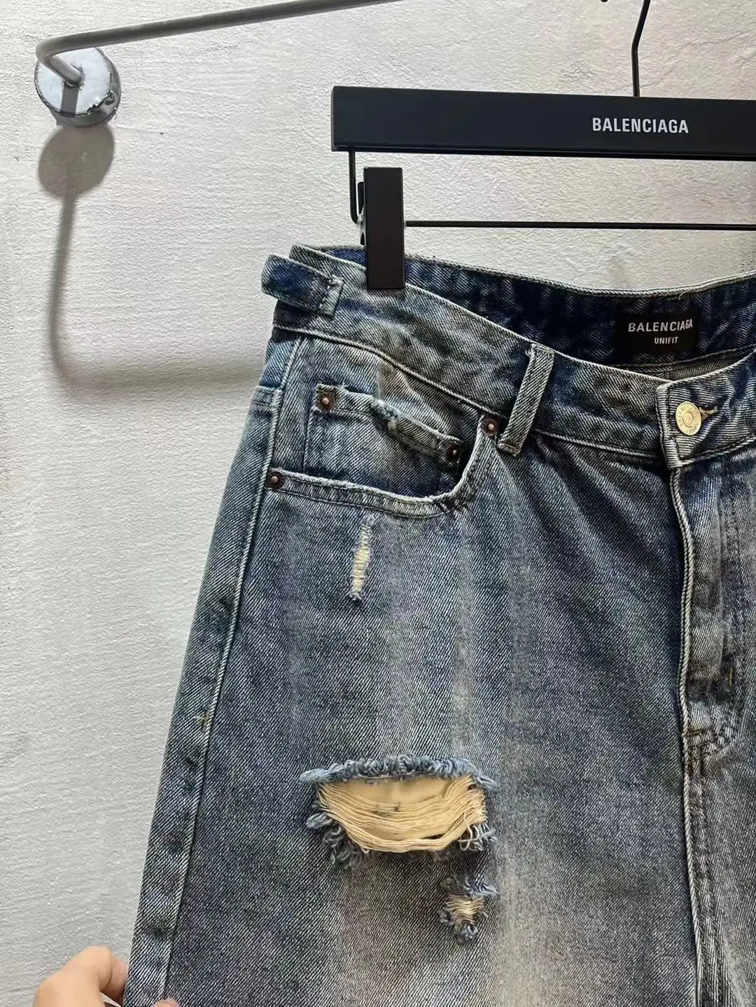 Distressed Wide-Leg Denim Shorts D21519931 — view 3