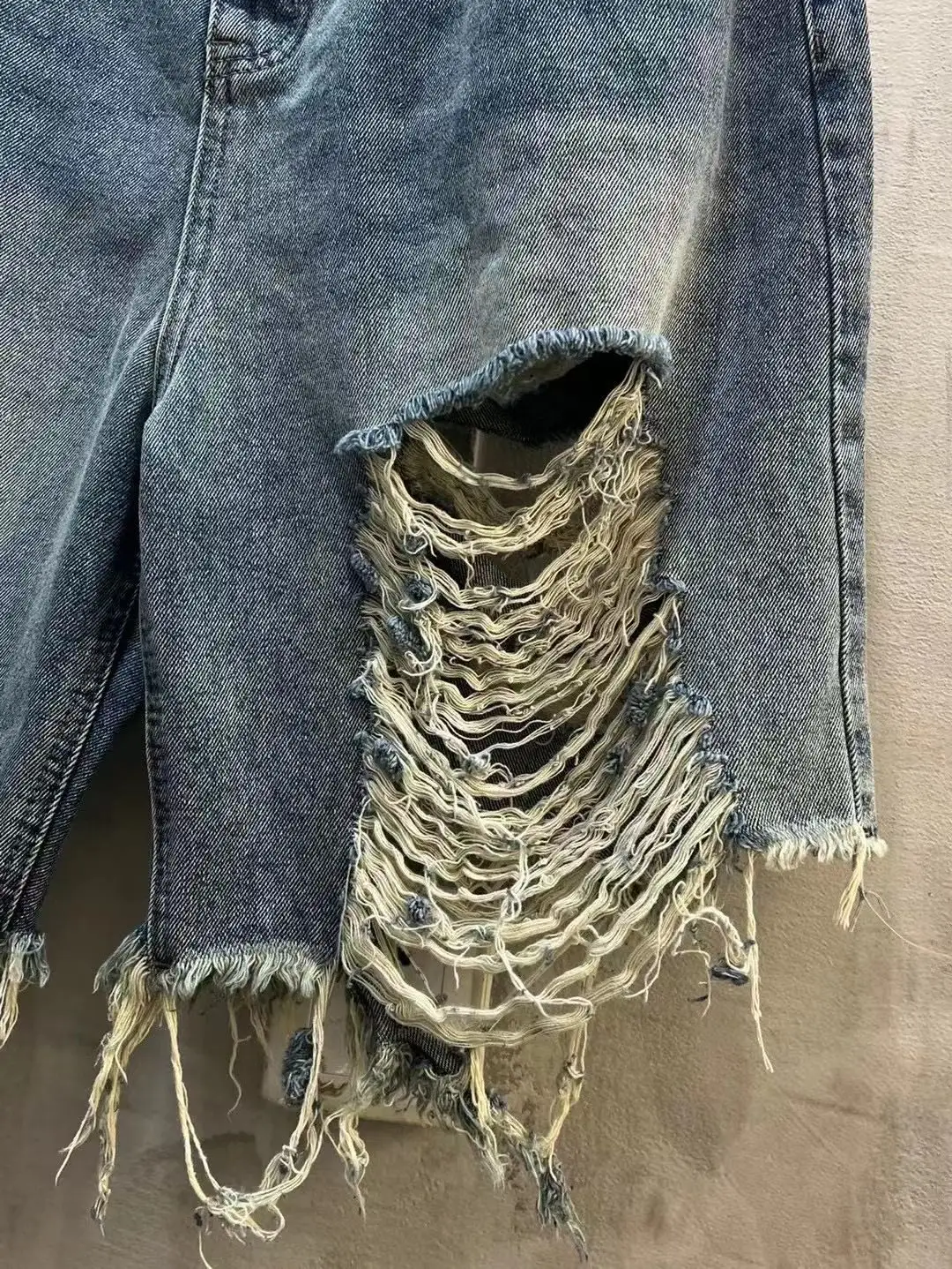Distressed Wide-Leg Denim Shorts D21519931 — view 4