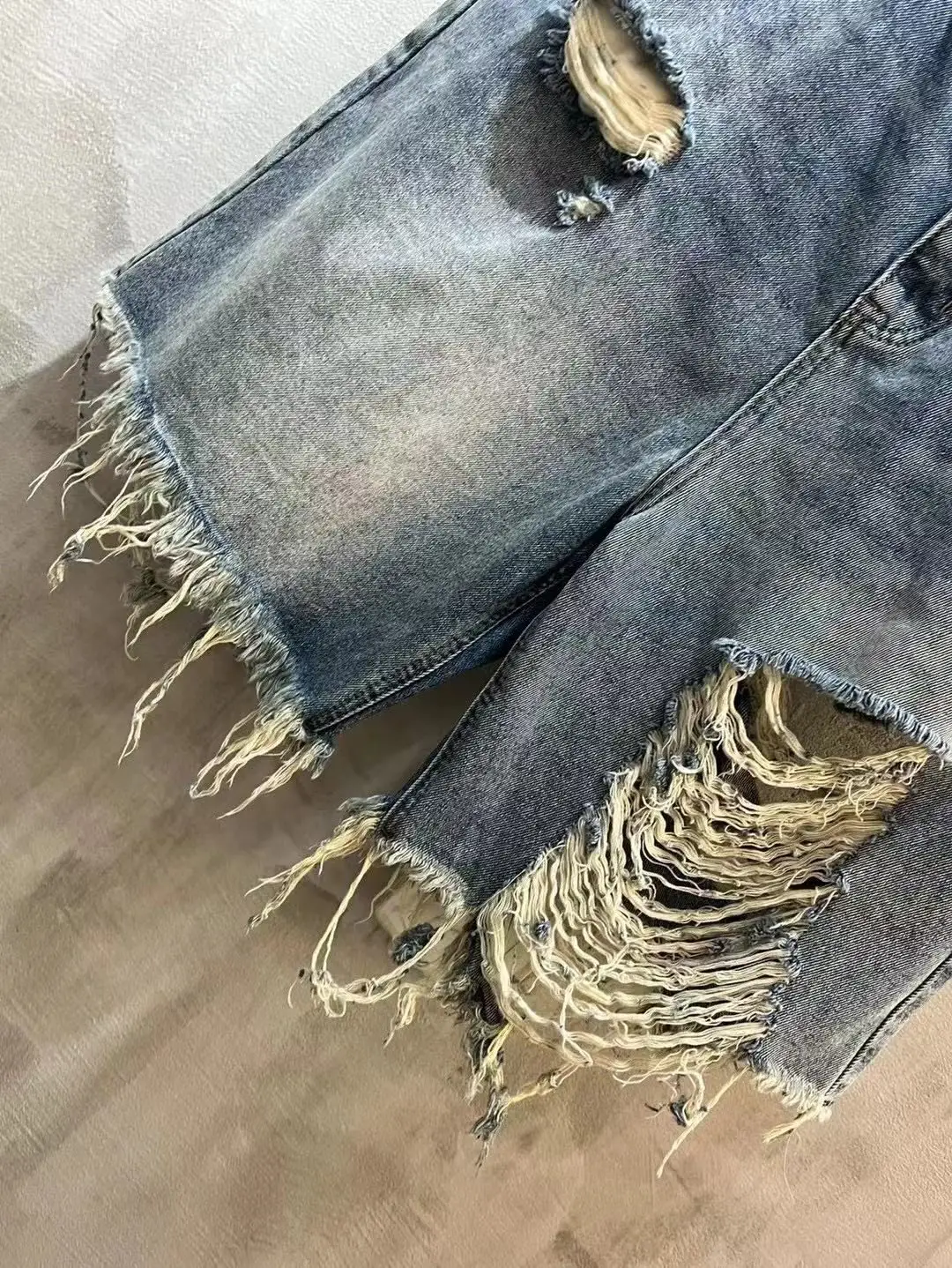 Distressed Wide-Leg Denim Shorts D21519931 — view 5