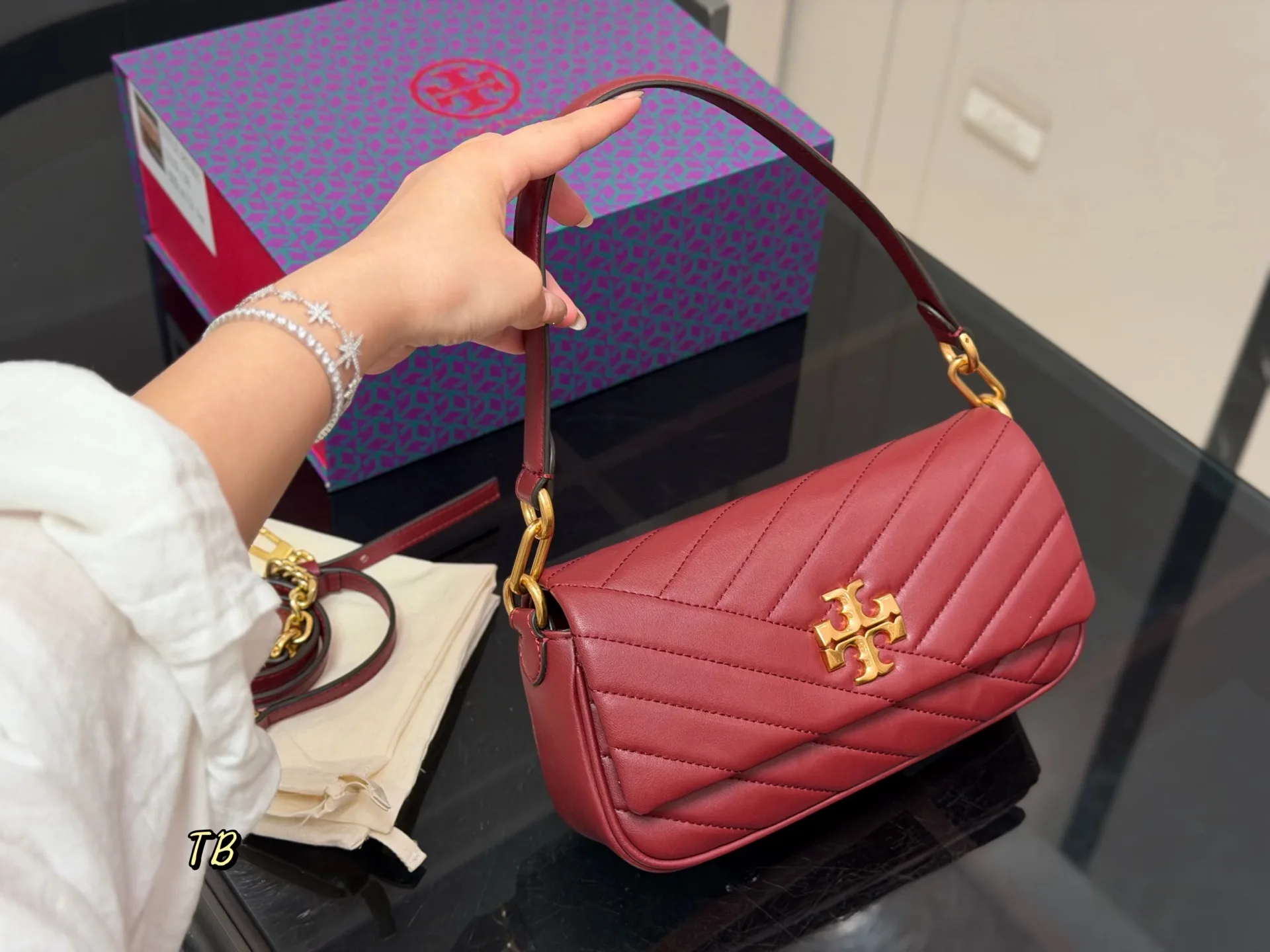 Kira Chevron Quilted Shoulder Bag D31018027 — view 14