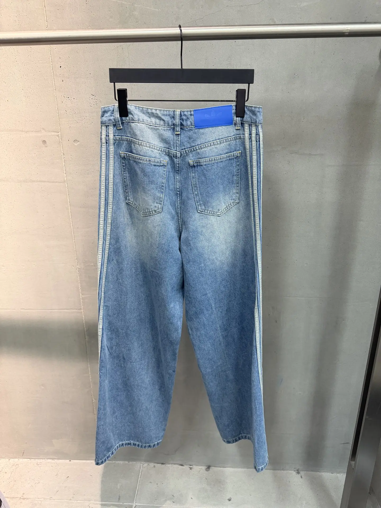 Adidas Originals Retro Stripe Straight-Leg Jeans D19521842 — view 2