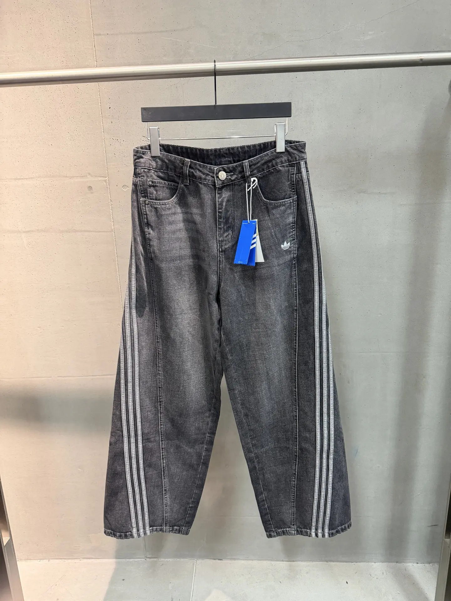 Washed Denim Three-Stripe Straight-Leg Jeans D19521843