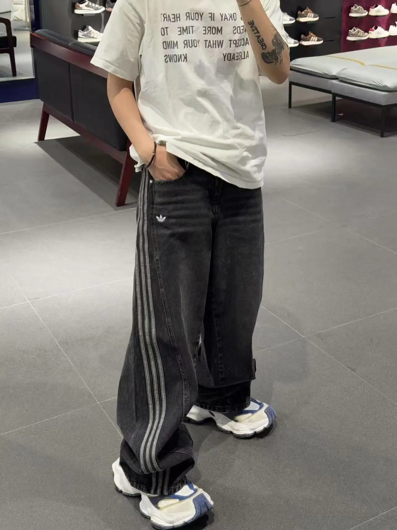 Adidas Originals Washed Wide-Leg Jeans D19521844 — view 2