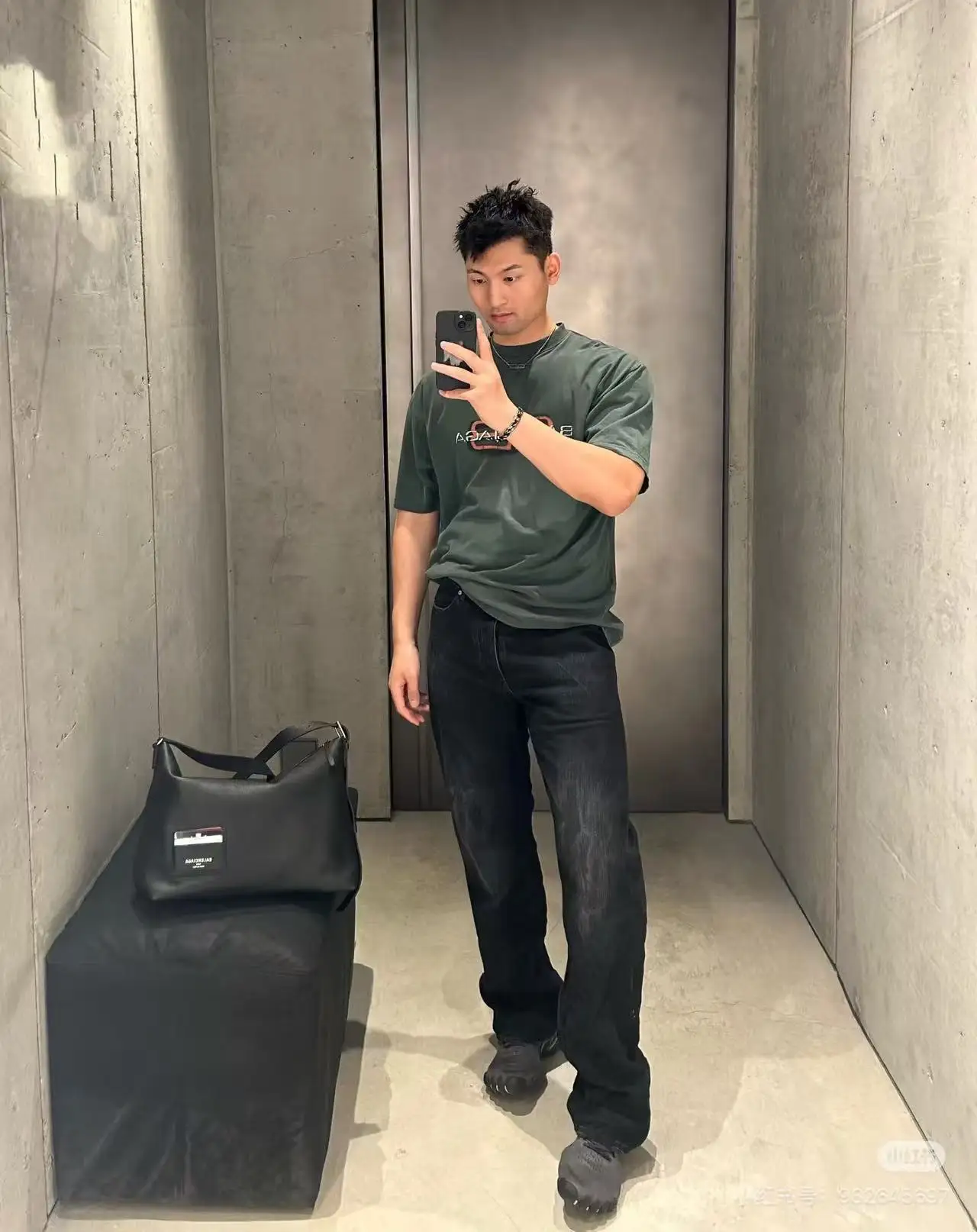 Distressed Wide-Leg Denim Jeans D21021868 — view 4