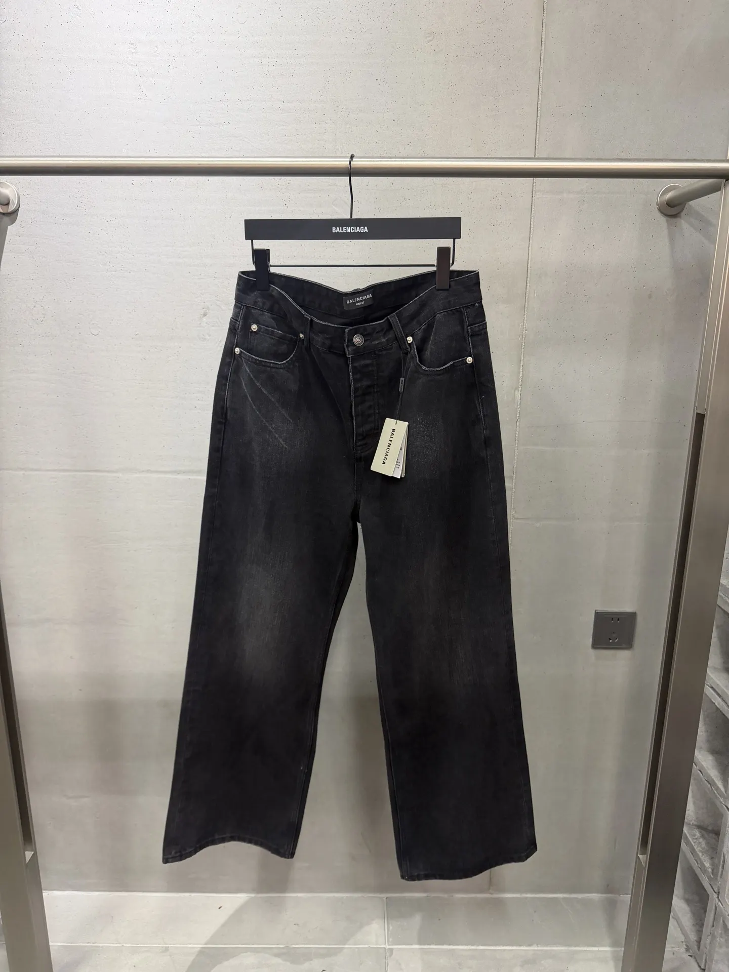 Distressed Wide-Leg Denim Jeans D21021869