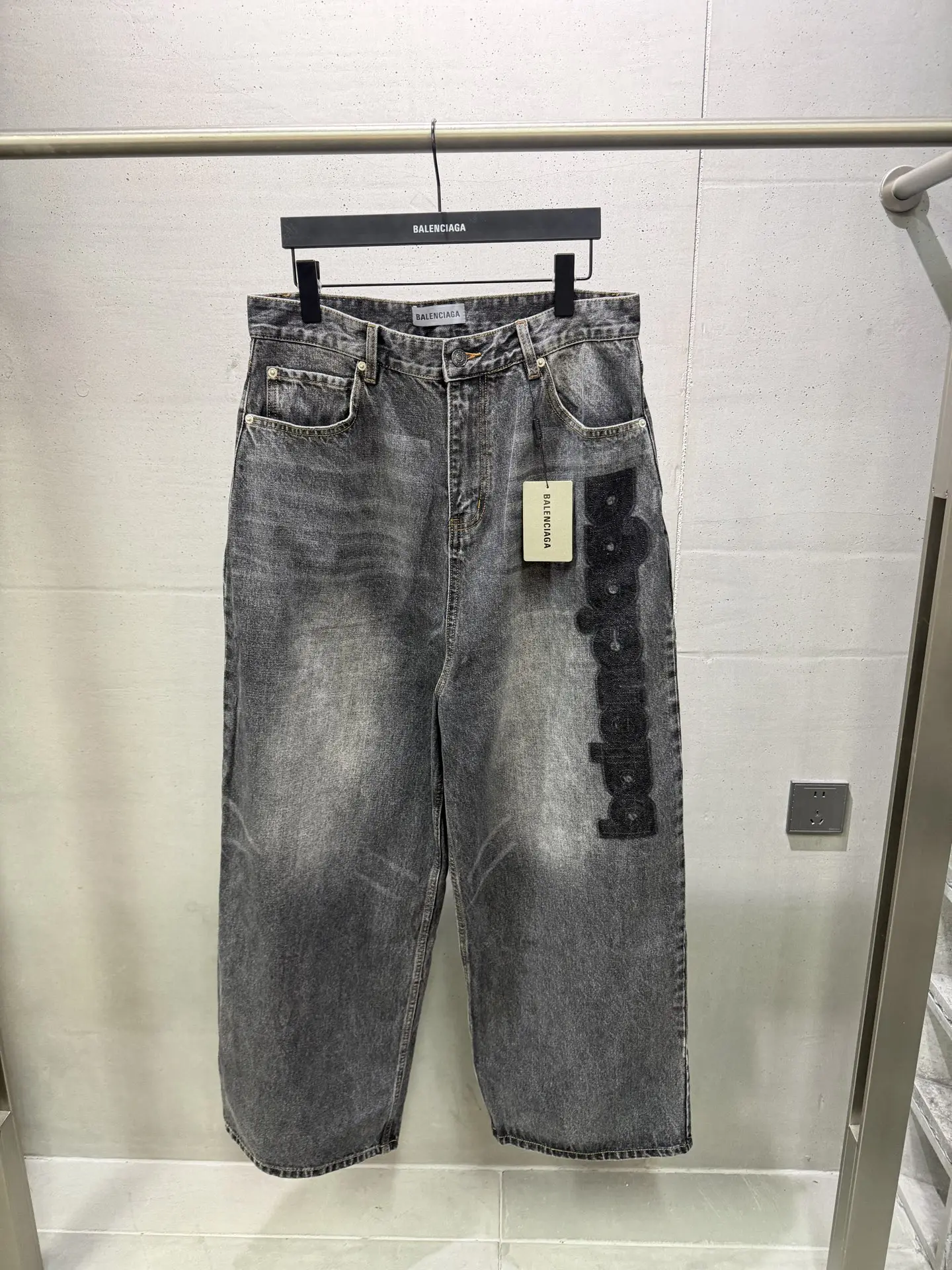 Logo Flocked Wide-Leg Washed Jeans D23021871