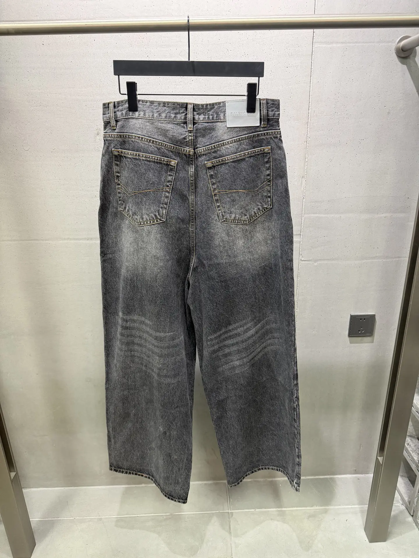 Logo Flocked Wide-Leg Washed Jeans D23021871 — view 2
