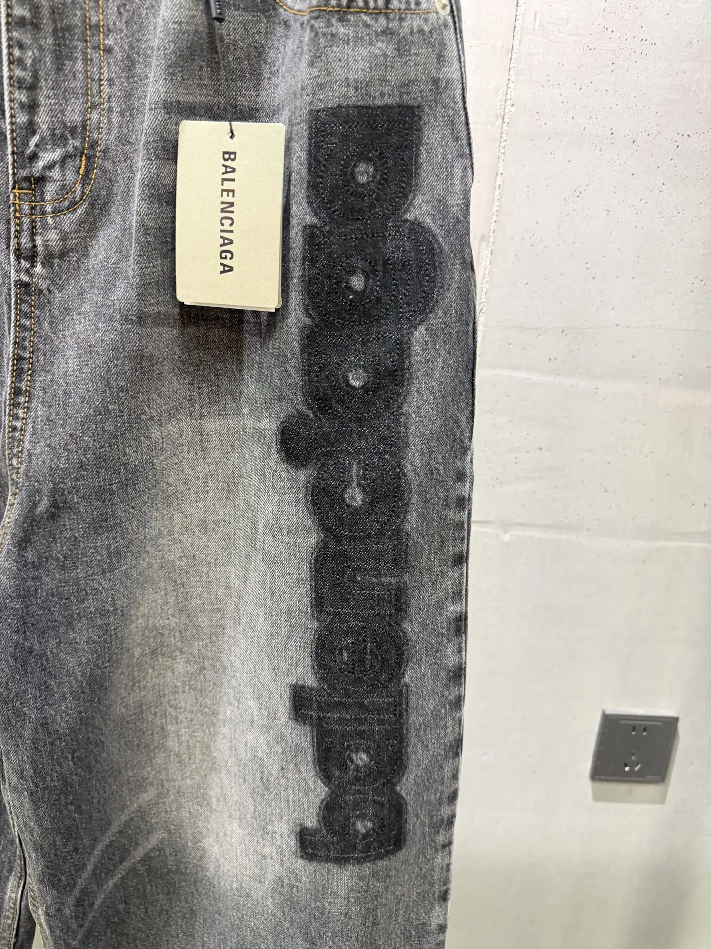 Logo Flocked Wide-Leg Washed Jeans D23021871 — view 4