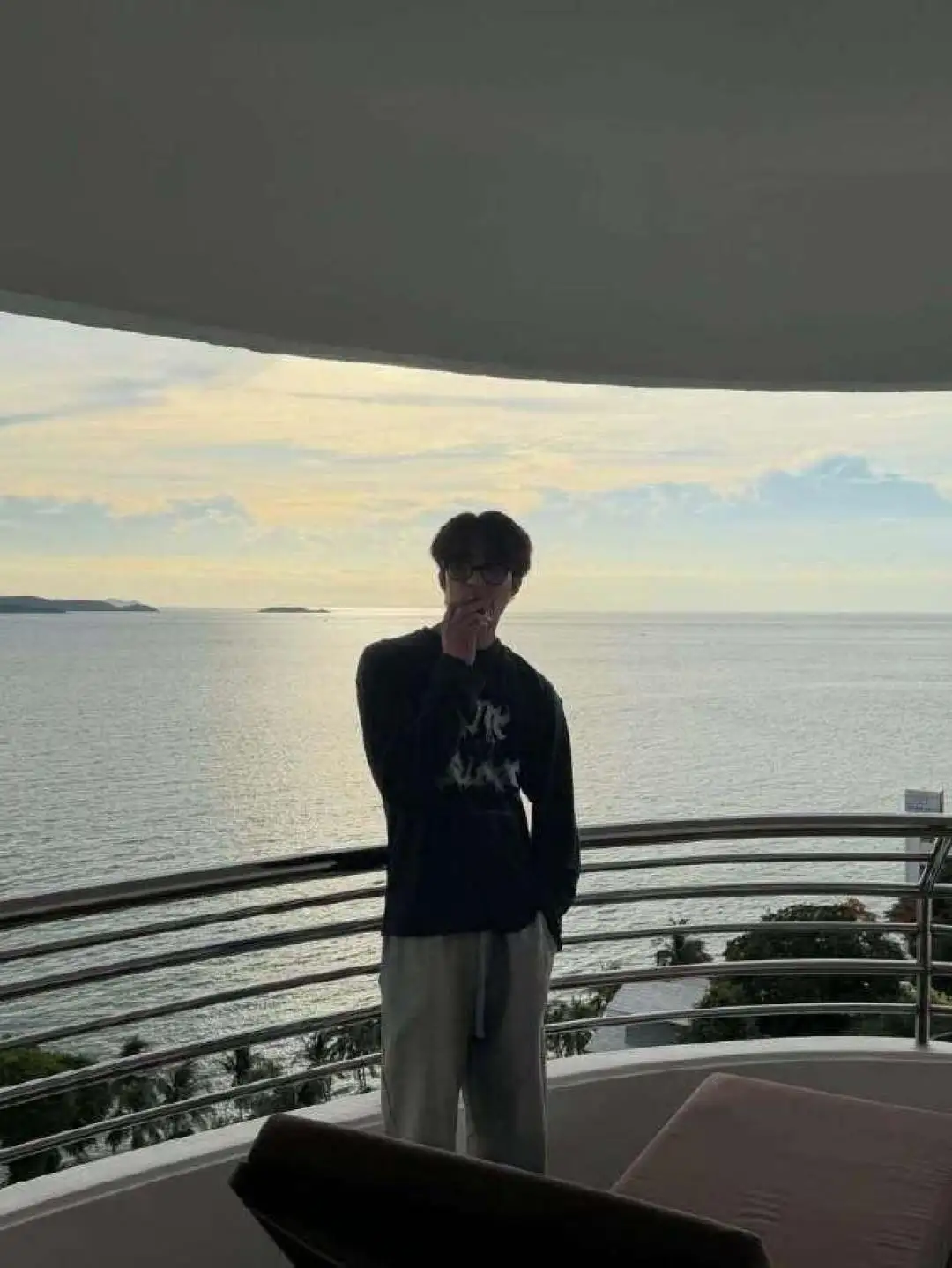 Logo Print Long-Sleeve T-Shirt D13025003 — view 11