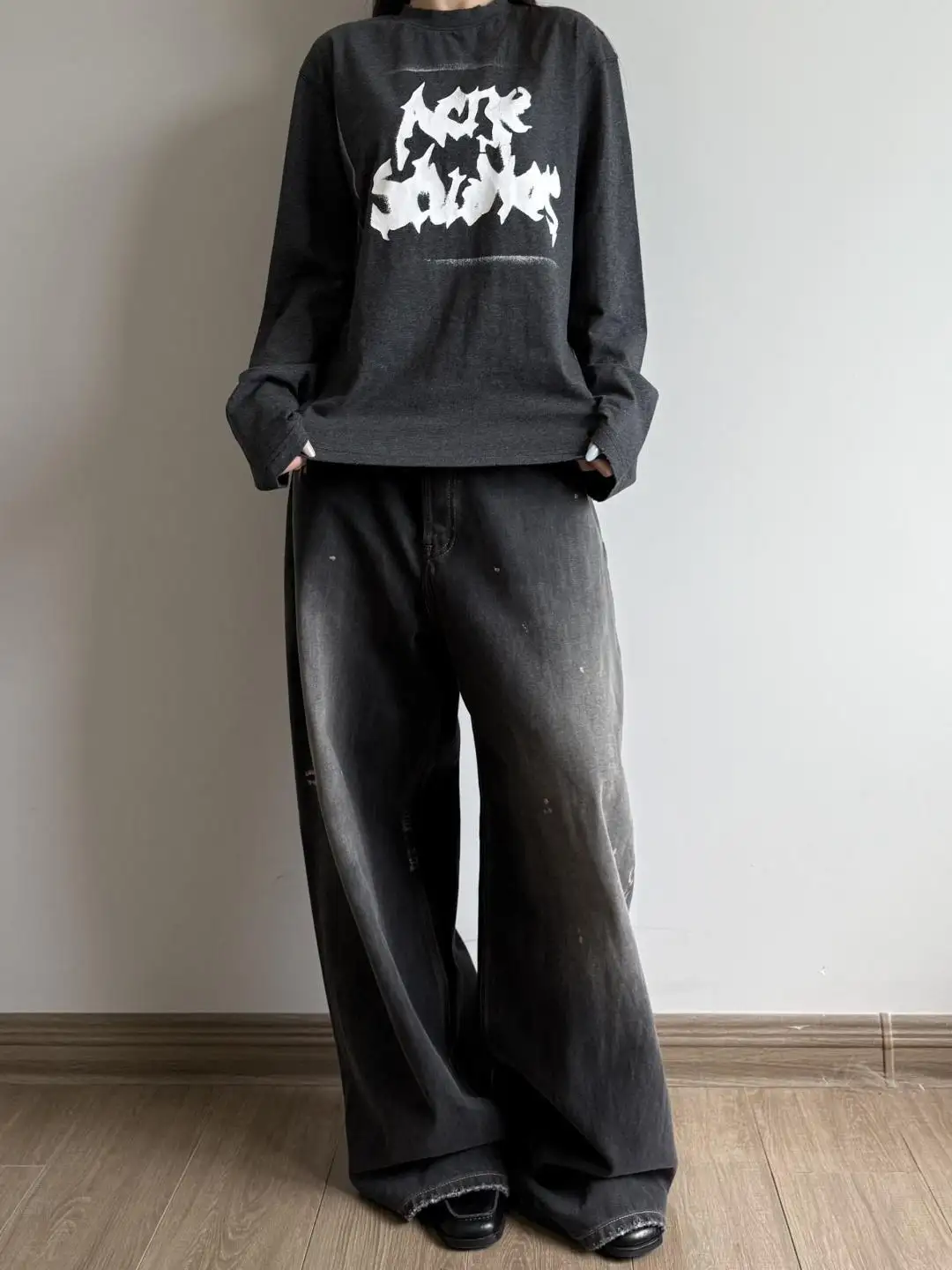 Logo Print Long-Sleeve T-Shirt D13025003 — view 17