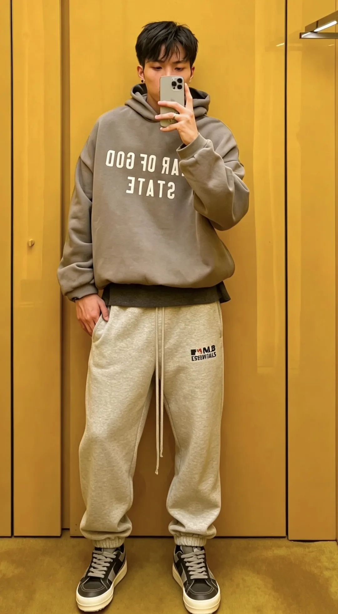 Fear of God Essentials x MLB Logo Sweatpants D17025001 — view 3