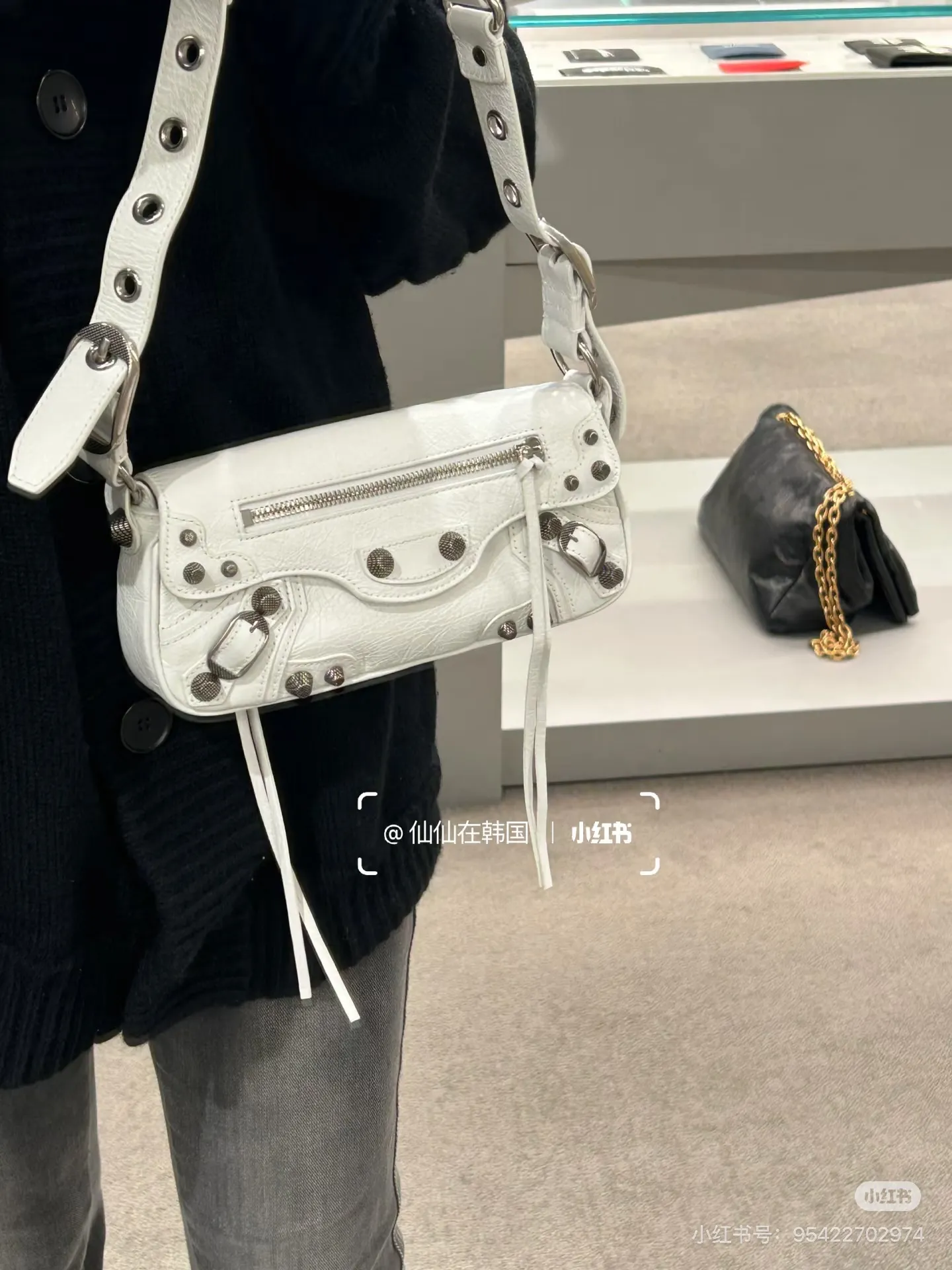 Le Cagole Mini Shoulder Bag D34017920