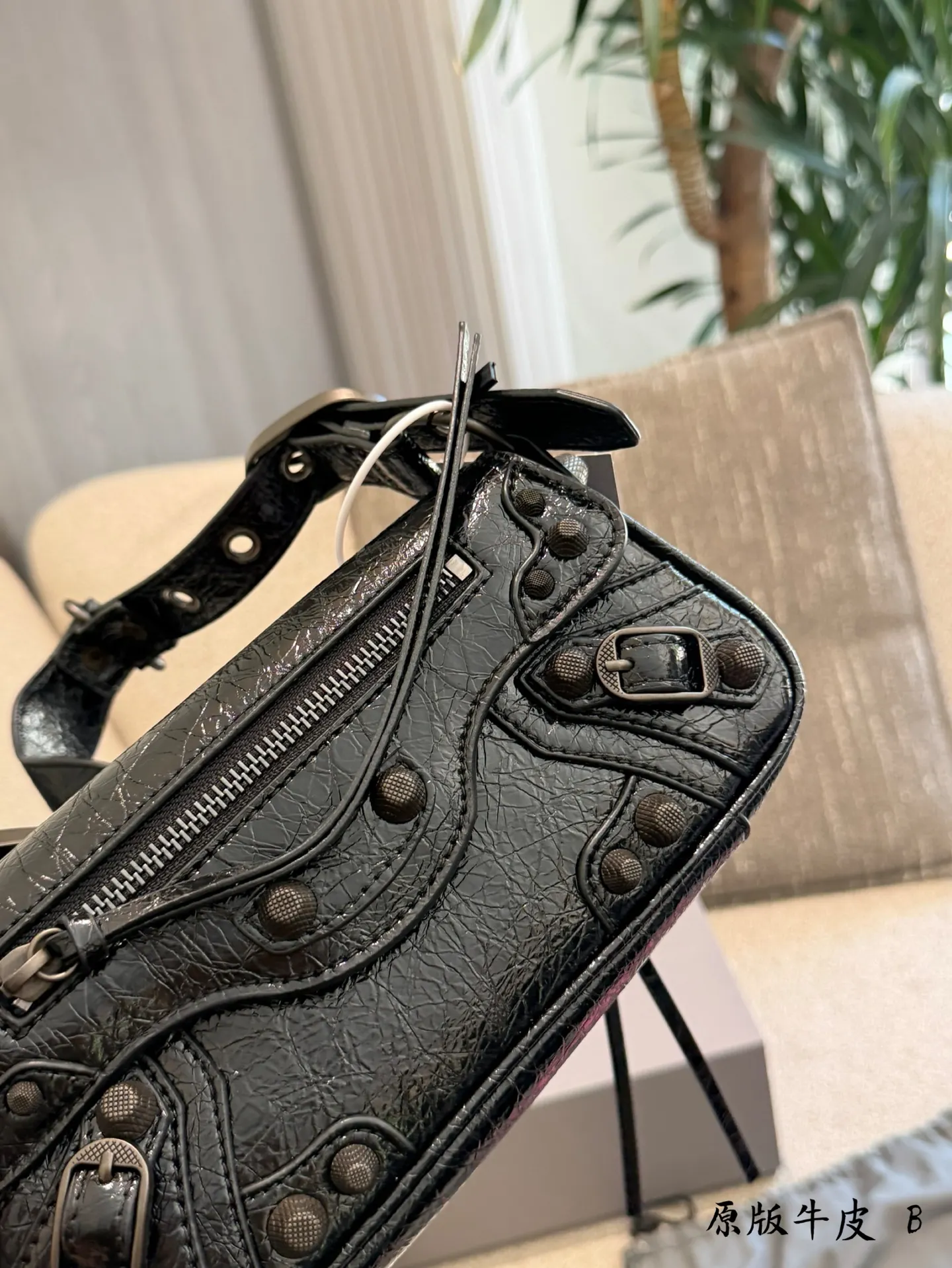 Le Cagole Distressed Leather Shoulder Bag D34017921 — view 5