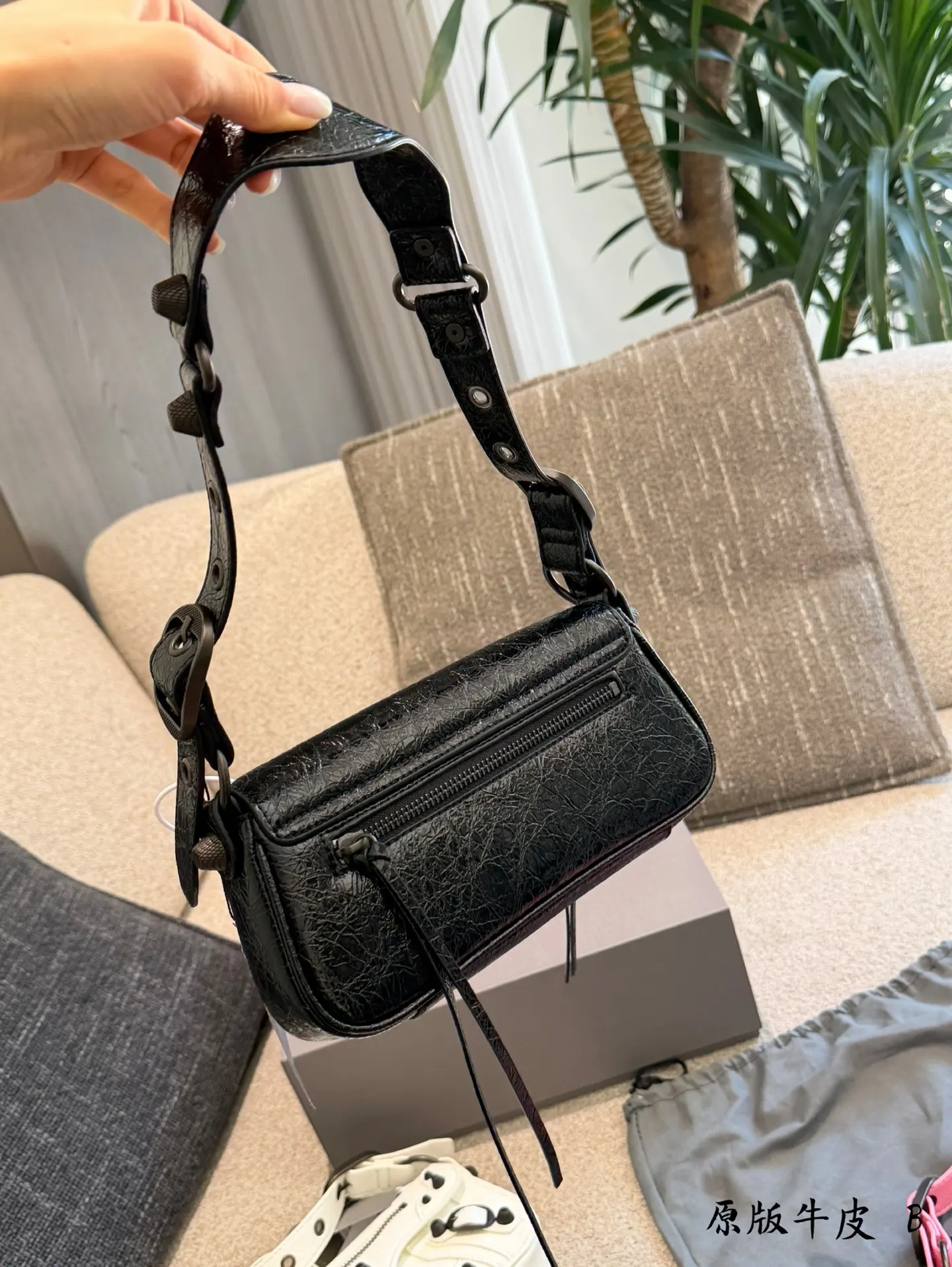Le Cagole Distressed Leather Shoulder Bag D34017921 — view 8