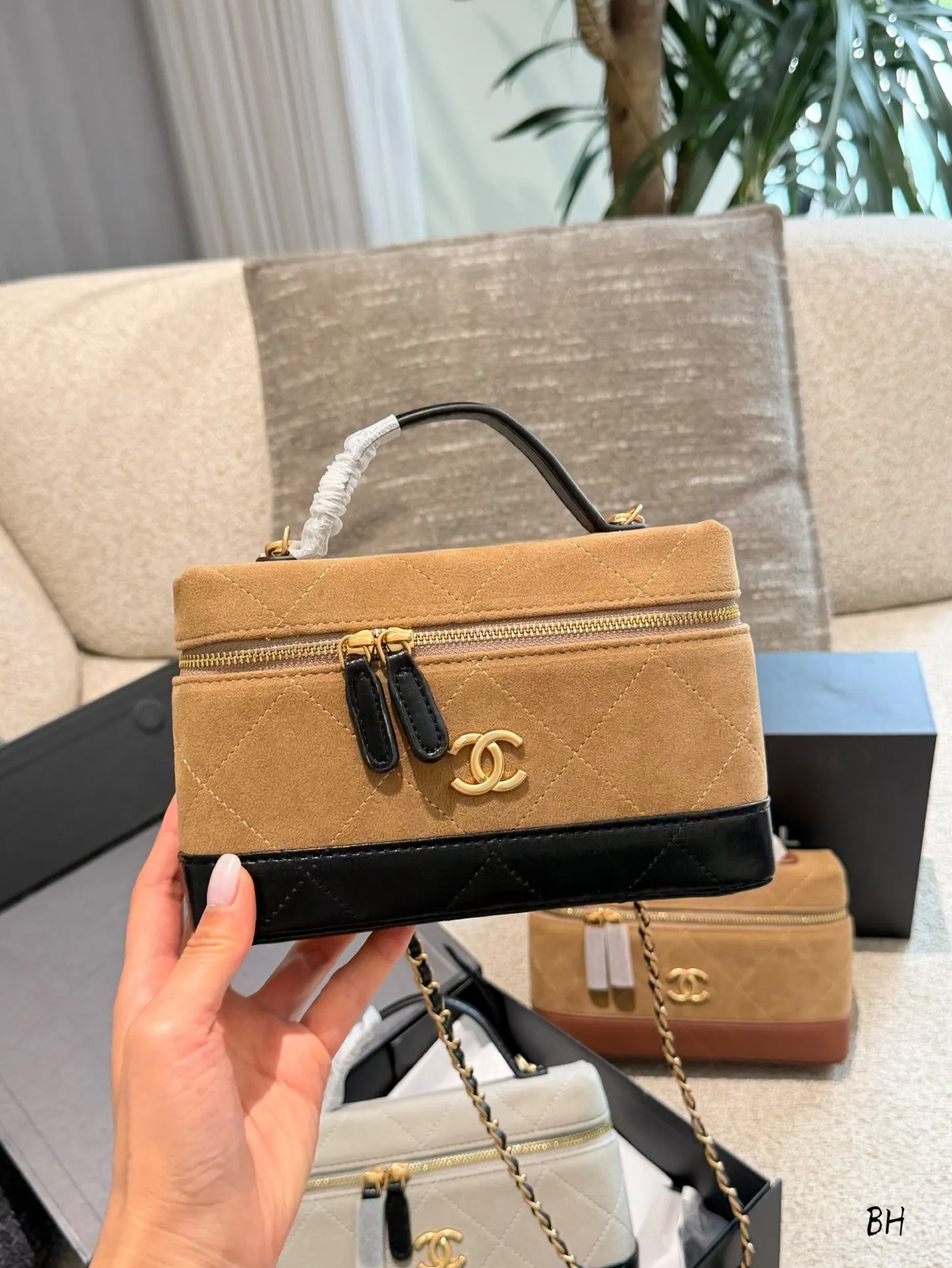 Suede and Lambskin Vanity Case Bag D35518148 — view 4