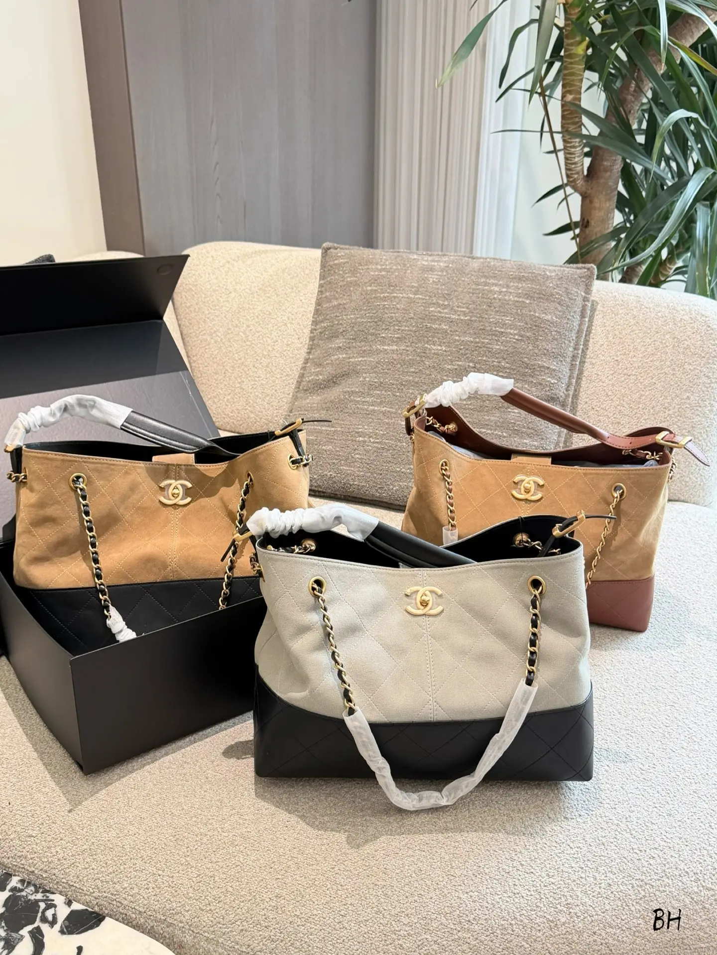 Chanel 25A Suede and Lambskin Hobo Tote Bag D38018152