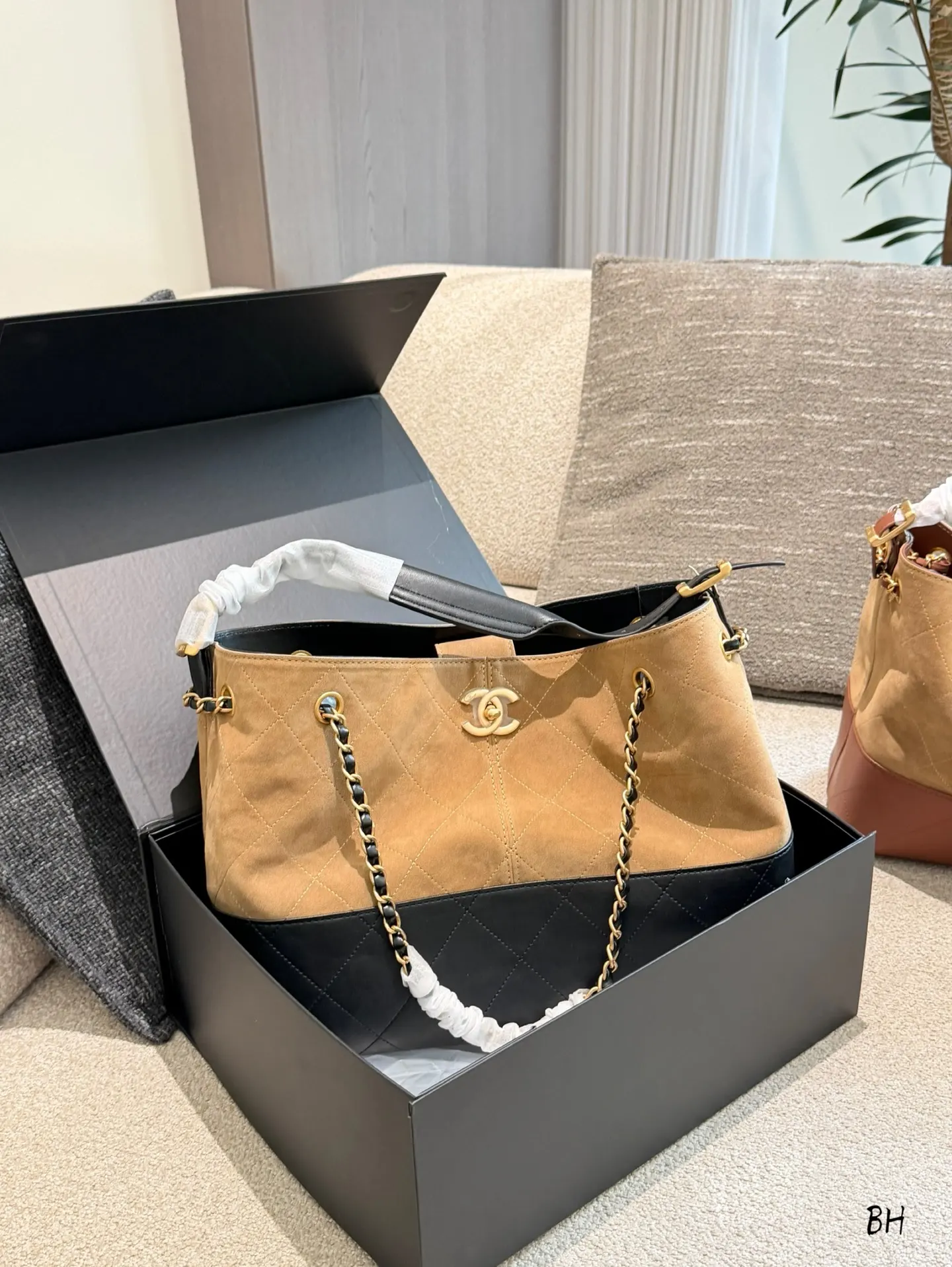 Chanel 25A Suede and Lambskin Hobo Tote Bag D38018152 — view 2