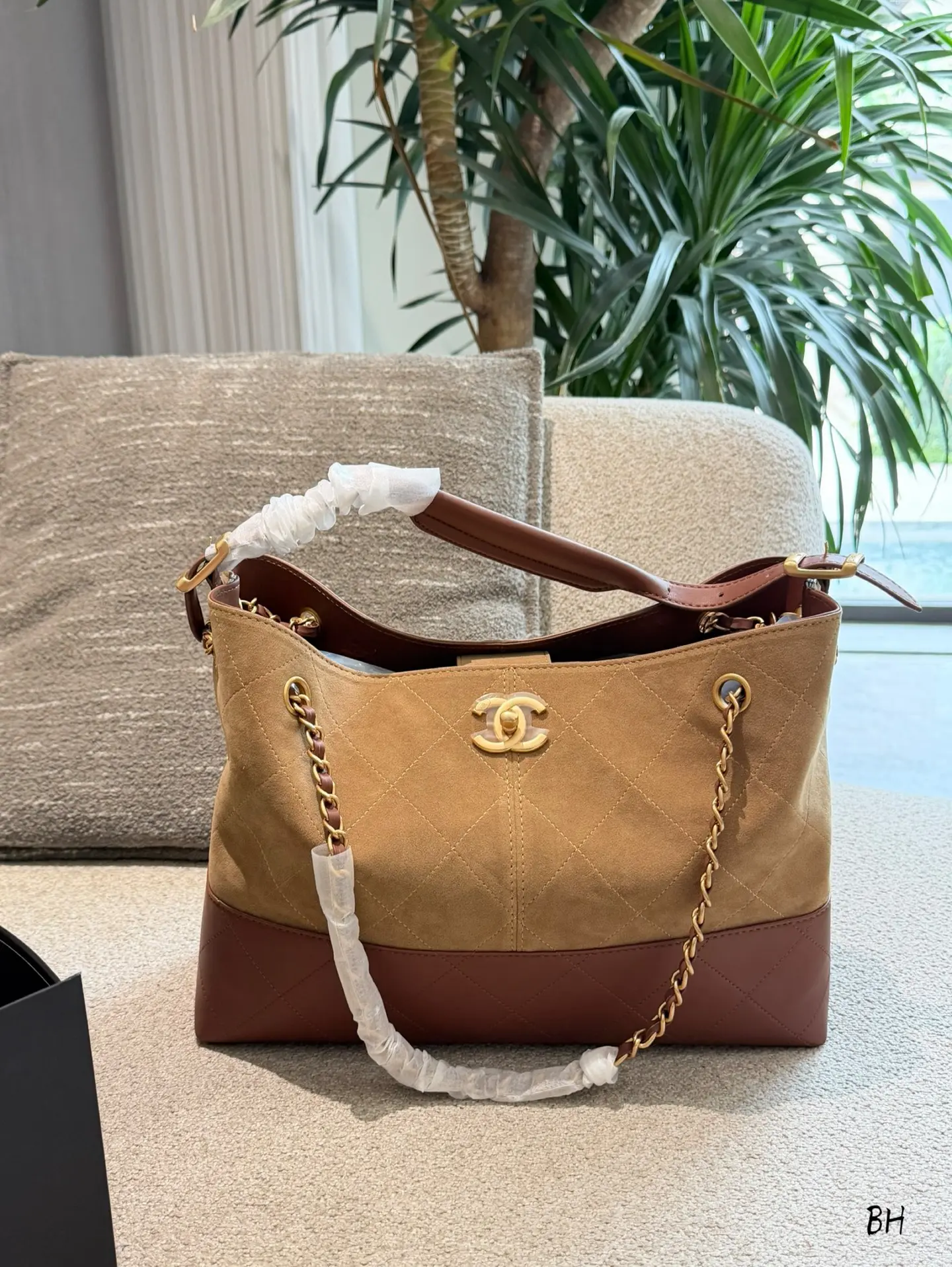 Chanel 25A Suede and Lambskin Hobo Tote Bag D38018152 — view 3